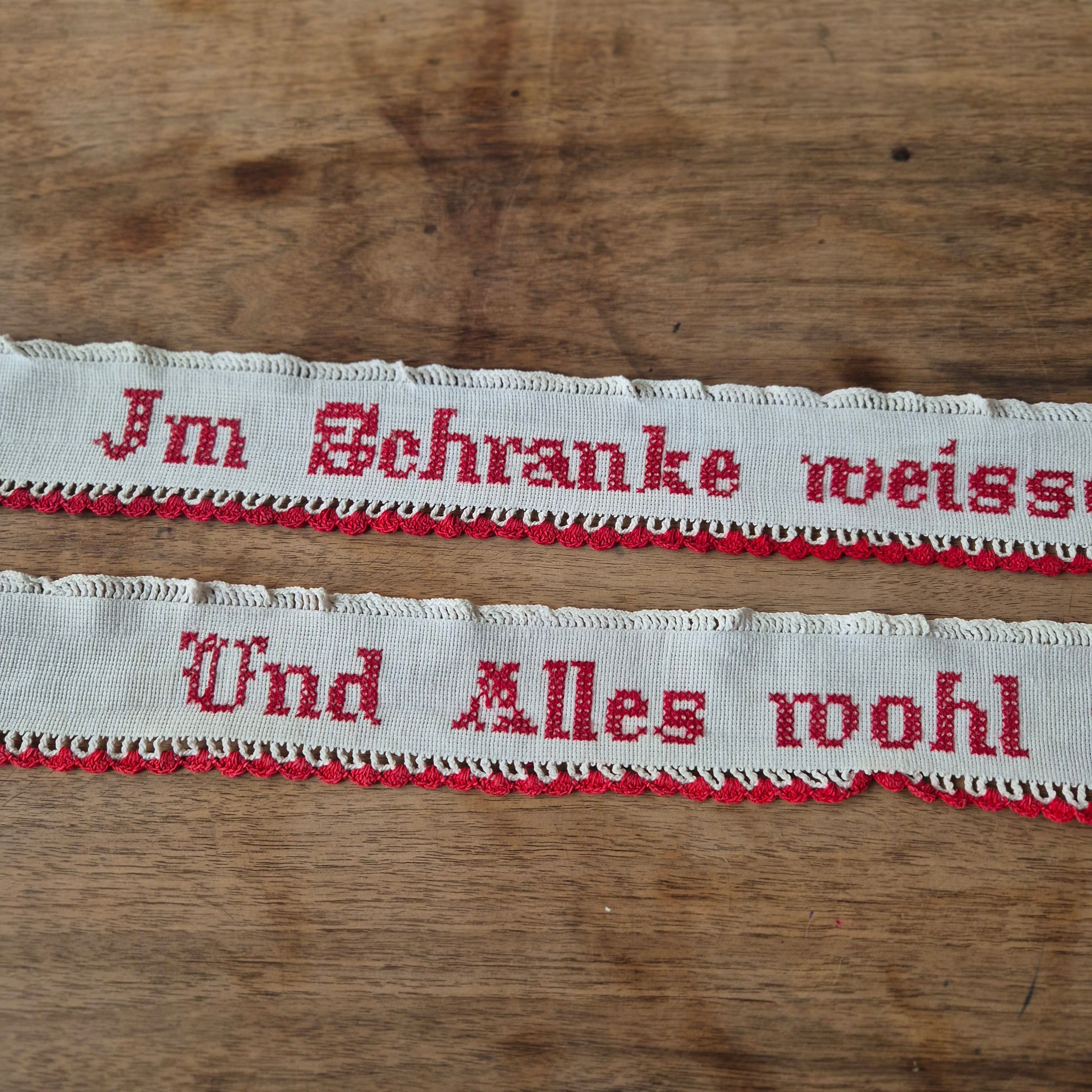 2x Antike handbestickte Spitze Küchenregal Leinen Spruch: Im Schranke weißes Linnen und alles Wohl vermahrt"Landhaus