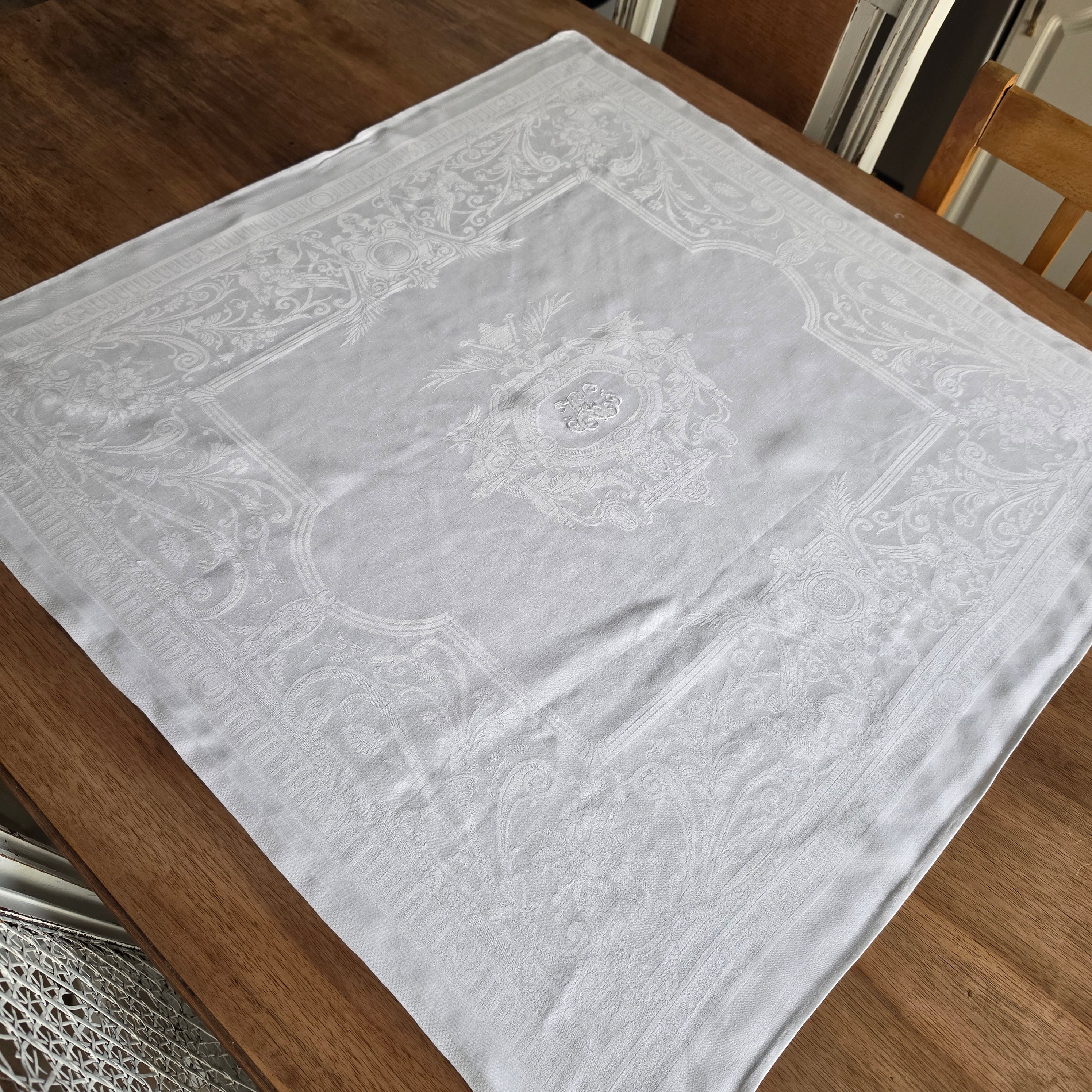 Antike Damast-Tischdecke mit gesticktem Monogramm – Edle Tischwäsche im Landhaus- / Vintage-Stil - 70x72cm