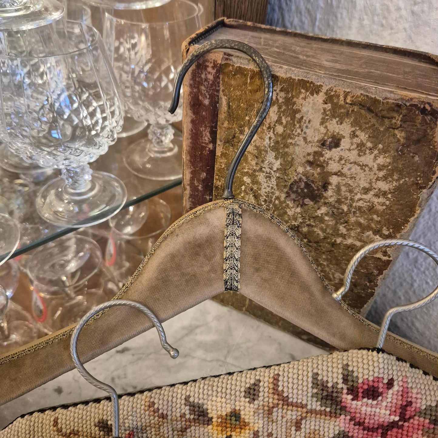 4x Alte Vintage Kleiderbügel Gobelin Stil Samt bestickt mit Rosen auch als Deko!