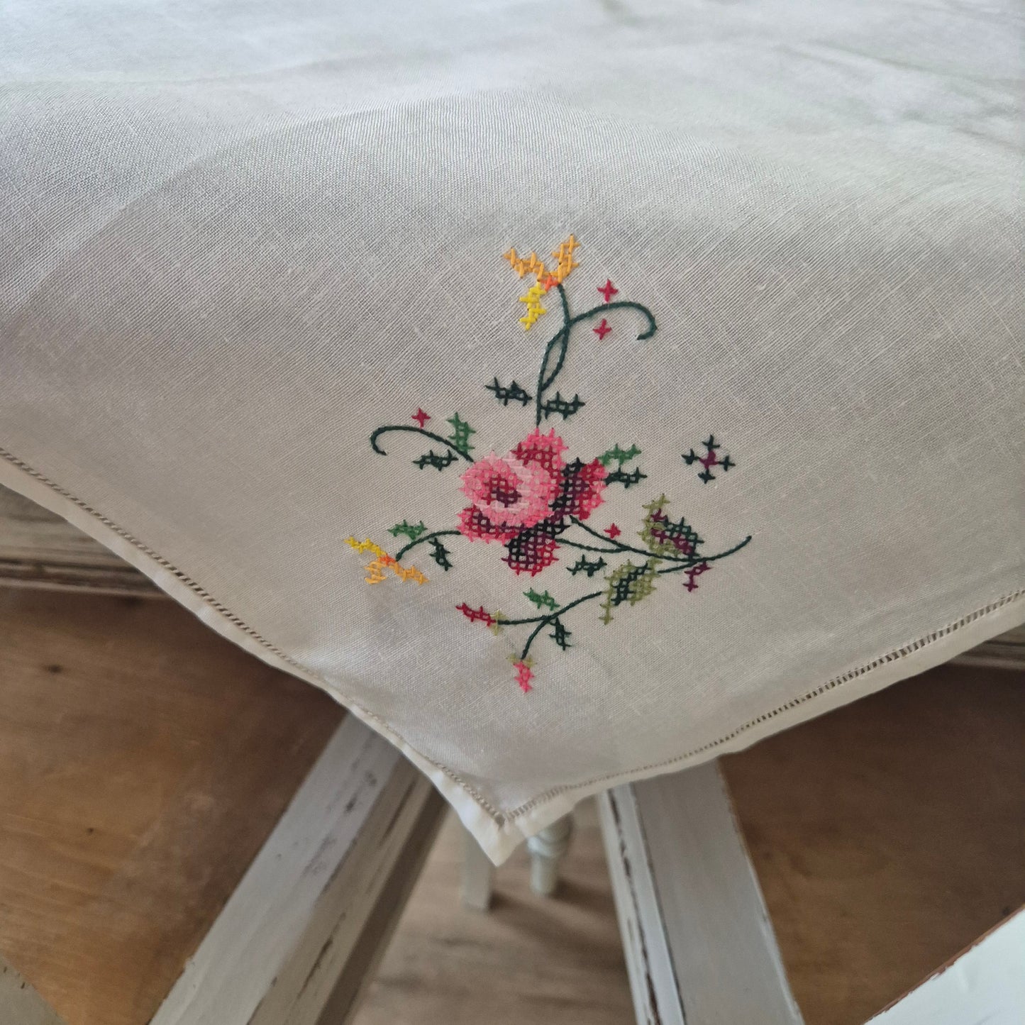 Vintage WEST GERMANY Tischdecke bestickt mit Rosen Handgemacht KADEWE 80x80cm