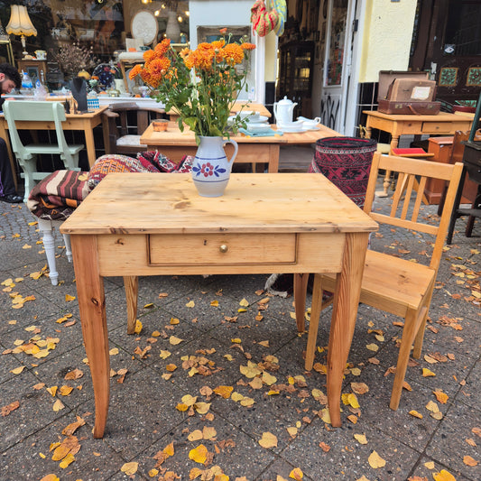 Antiker Biedermeier Tisch von 1860 Vollholz aufgearbeitet Kiefernholz 69 x 93cm Vollholz mit Schublade