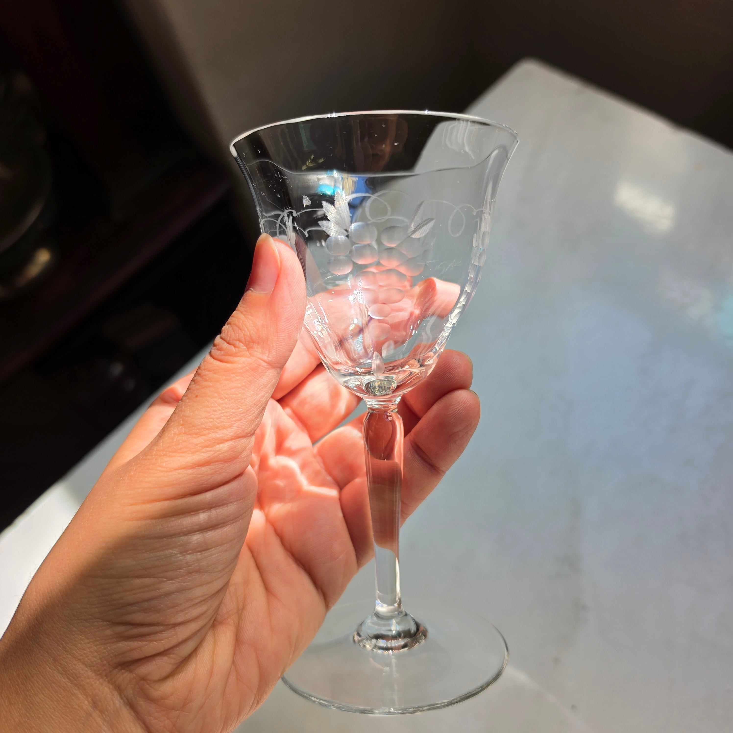 Elegantes Vintage Kristallglas mit Weintrauben-Gravur – Handgeschliffen