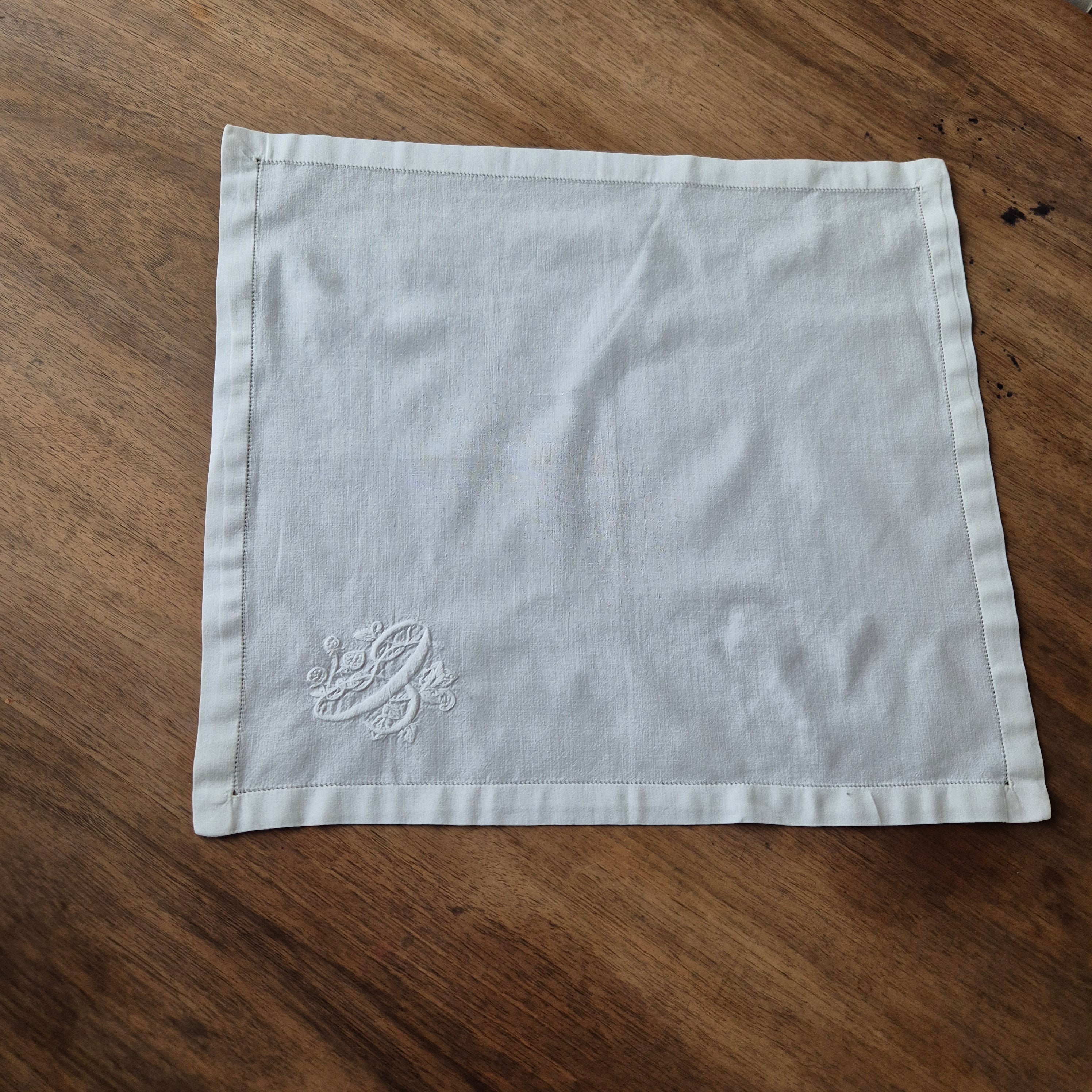 Antike Serviette / Zierdeckchen bestickt weiß klein 40x36cm ♡