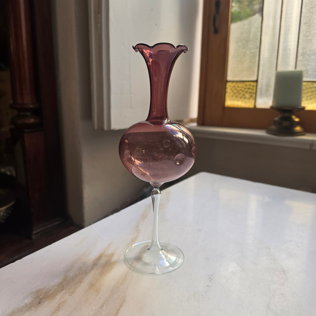 Elegante Vintage-Glasvase in Amethyst-Rosa – Handgefertigt mit Wellenrand & Luftblasen-Akzenten