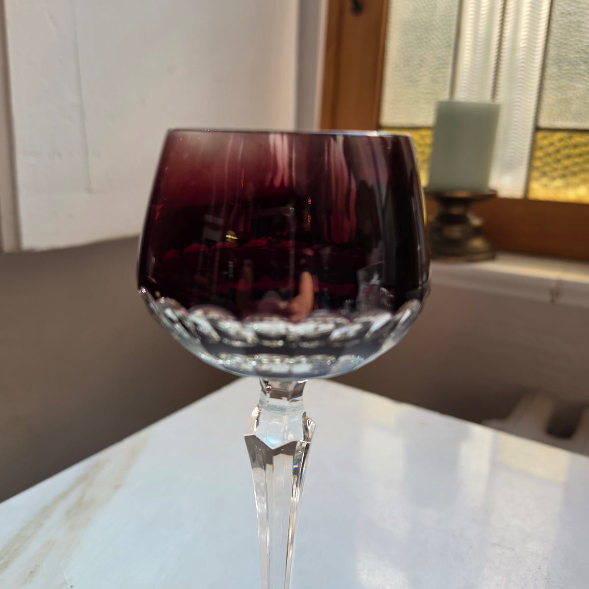 Edles Vintage Römer-Kelchglas in tiefem Rubinrot / Brombeer mit Facettenschliff