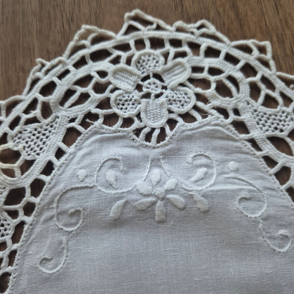 Antikes französisches kleines Deckchen weiß geklöppelt Baumwolle 32x22cm ♡