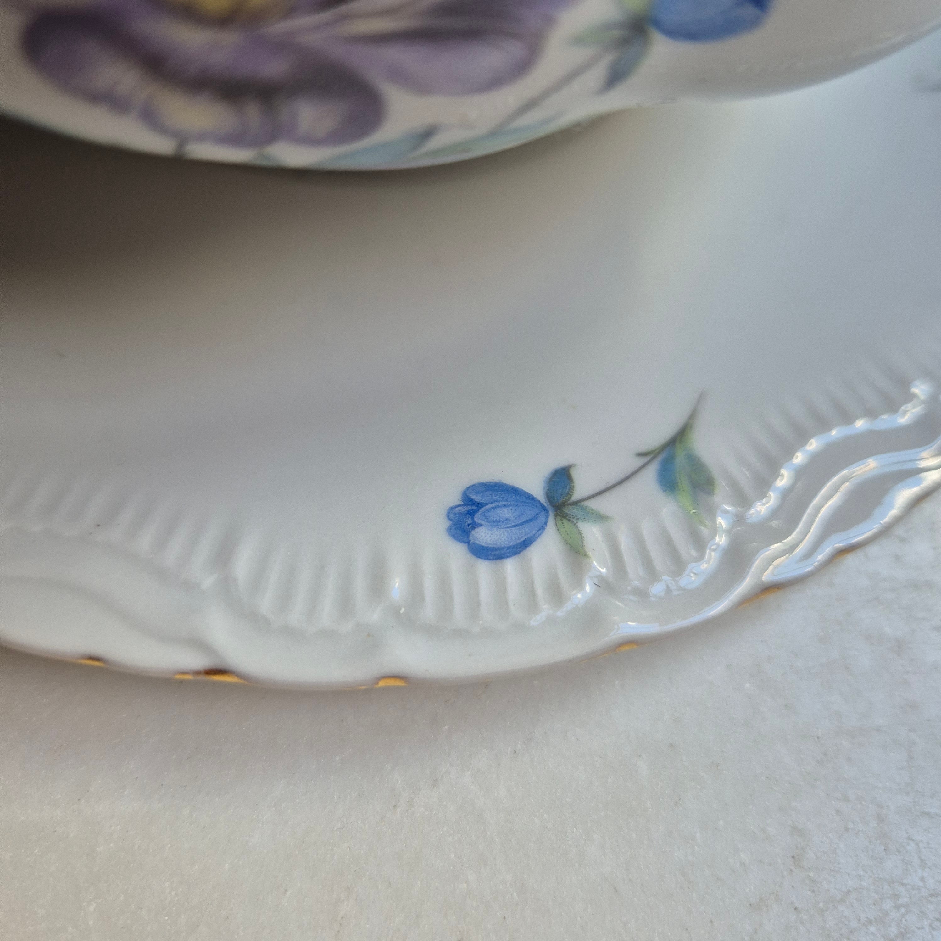 Antike Porzellan Sauciere weiß mit Blumendekor Thun (minimal beschädigt)