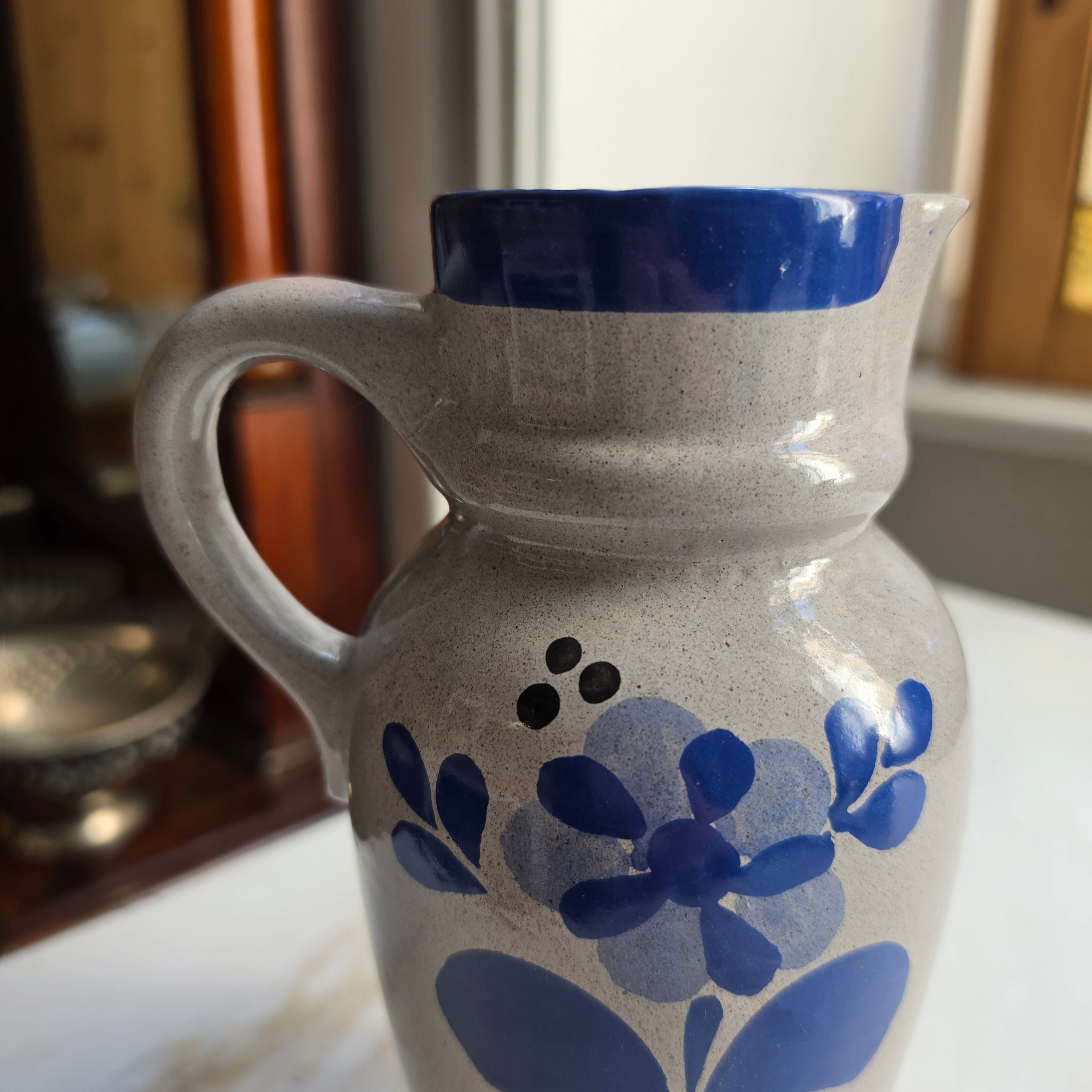 Vintage Steingut-Krug mit blauem Blumenmuster – Klassischer Salzglasur-Stil