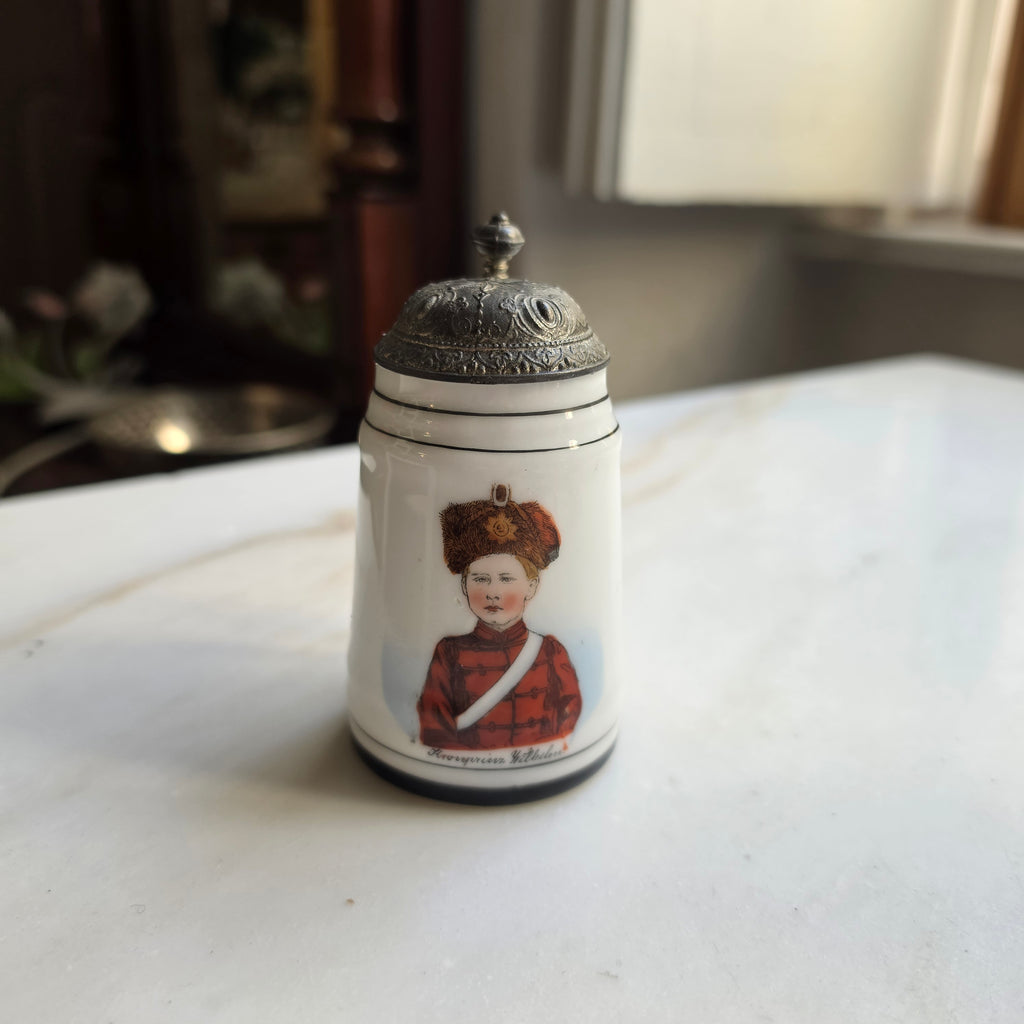 Antiker Porzellan-Miniaturkrug mit Zinndeckel – „Kronprinz Wilhelm“ in Husarenuniform um 1900