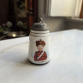Antiker Porzellan-Miniaturkrug mit Zinndeckel – „Kronprinz Wilhelm“ in Husarenuniform um 1900