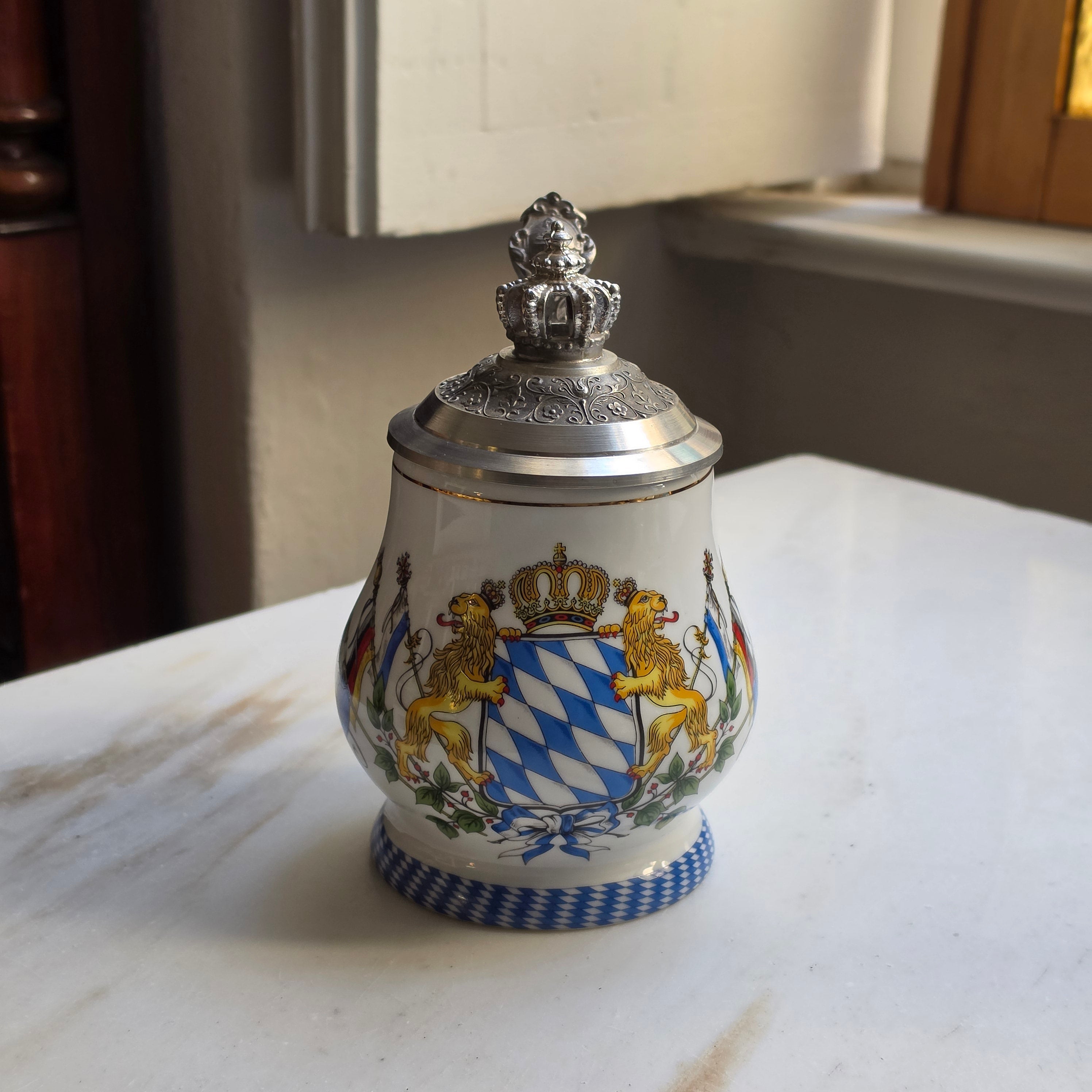 Exklusiver Porzellan-Bierkrug mit Zinndeckel – Bayerisches Wappen & Krone - Kühr Sandizell (Limitierte Auflage)