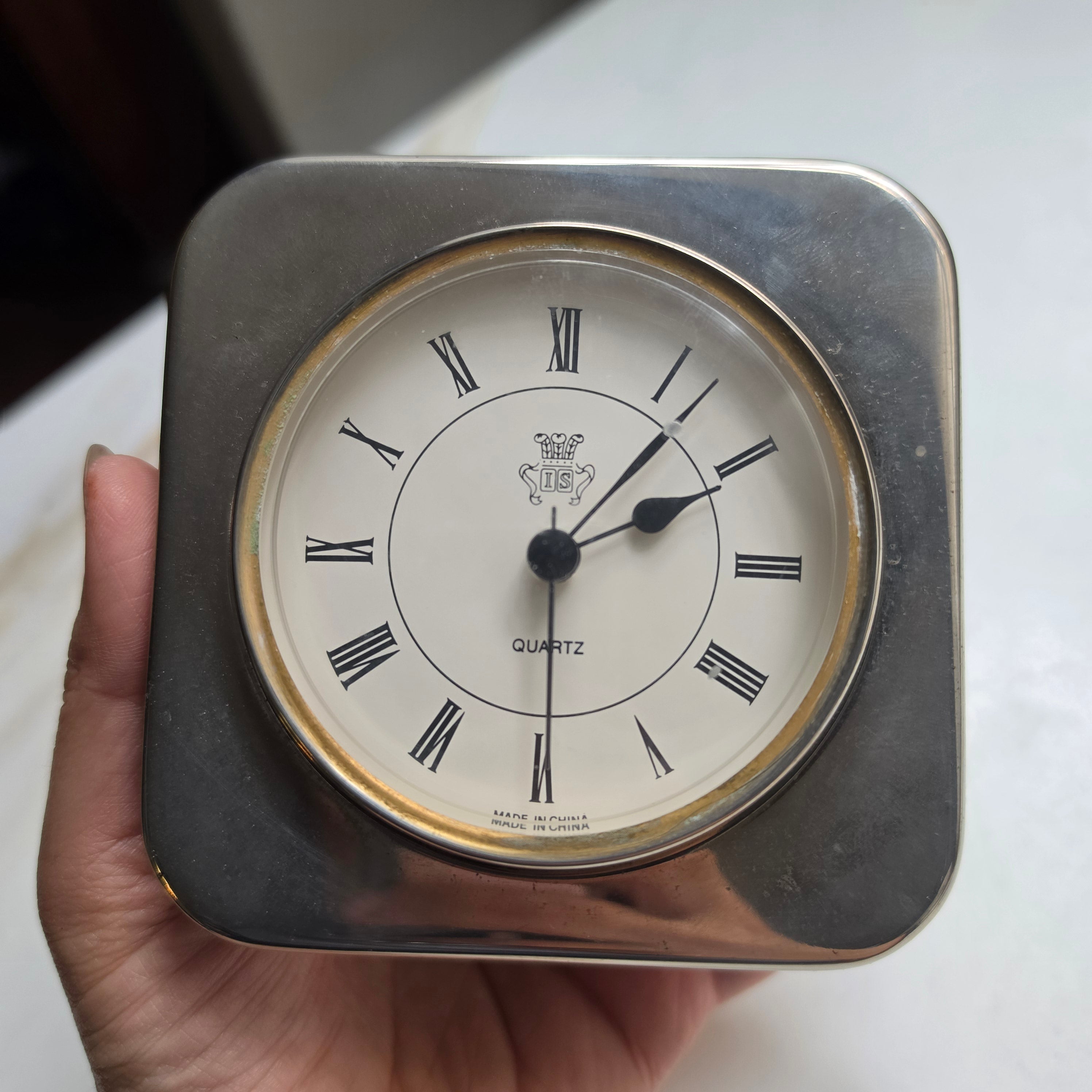 Vintage-Stil Tischuhr im Silber-Look – Klassischer Quartz-Wecker 80er Jahre