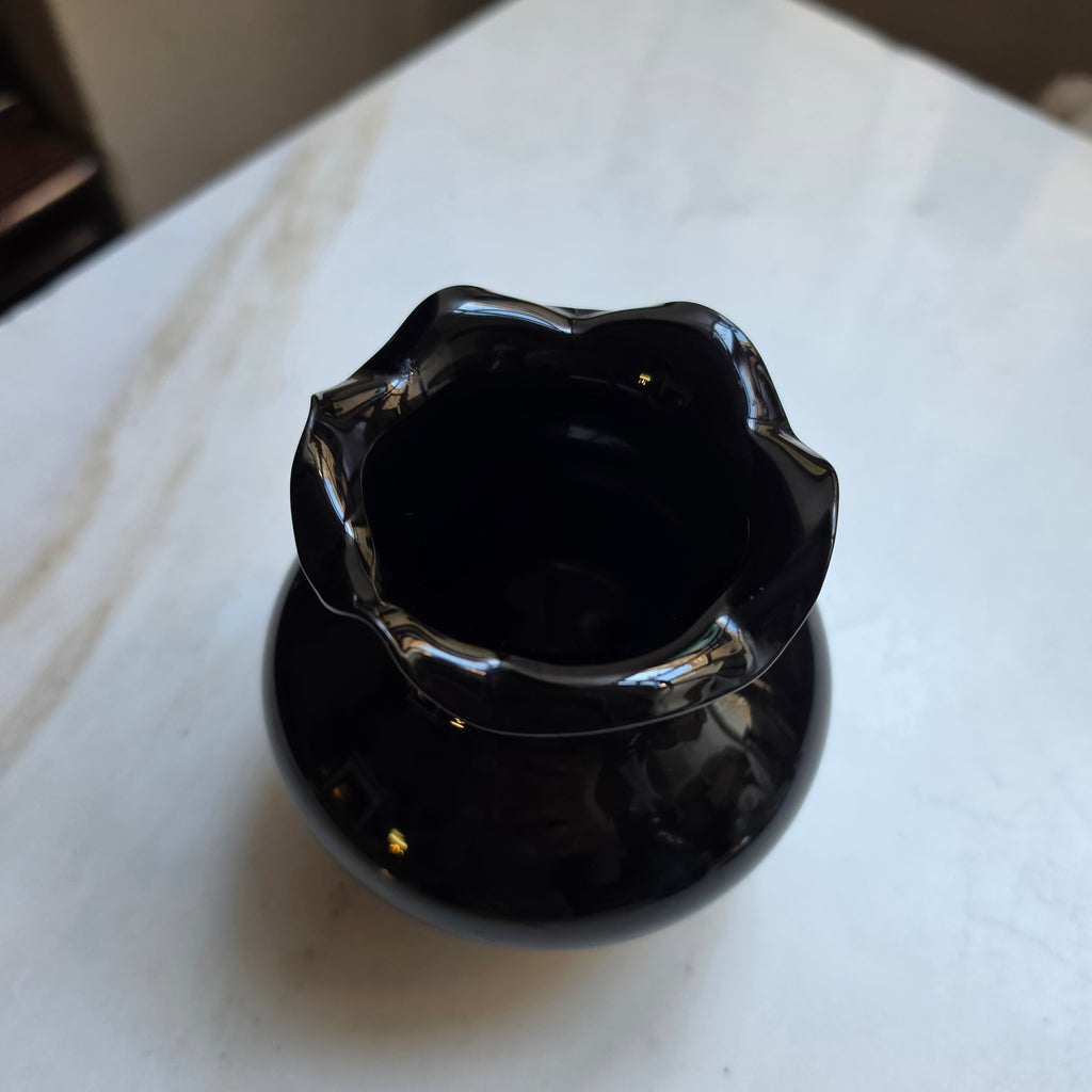 Eleganter Vintage-Mini-Vase aus Schwarzem Glas - Mundgeblasen mit gewelltem Rand