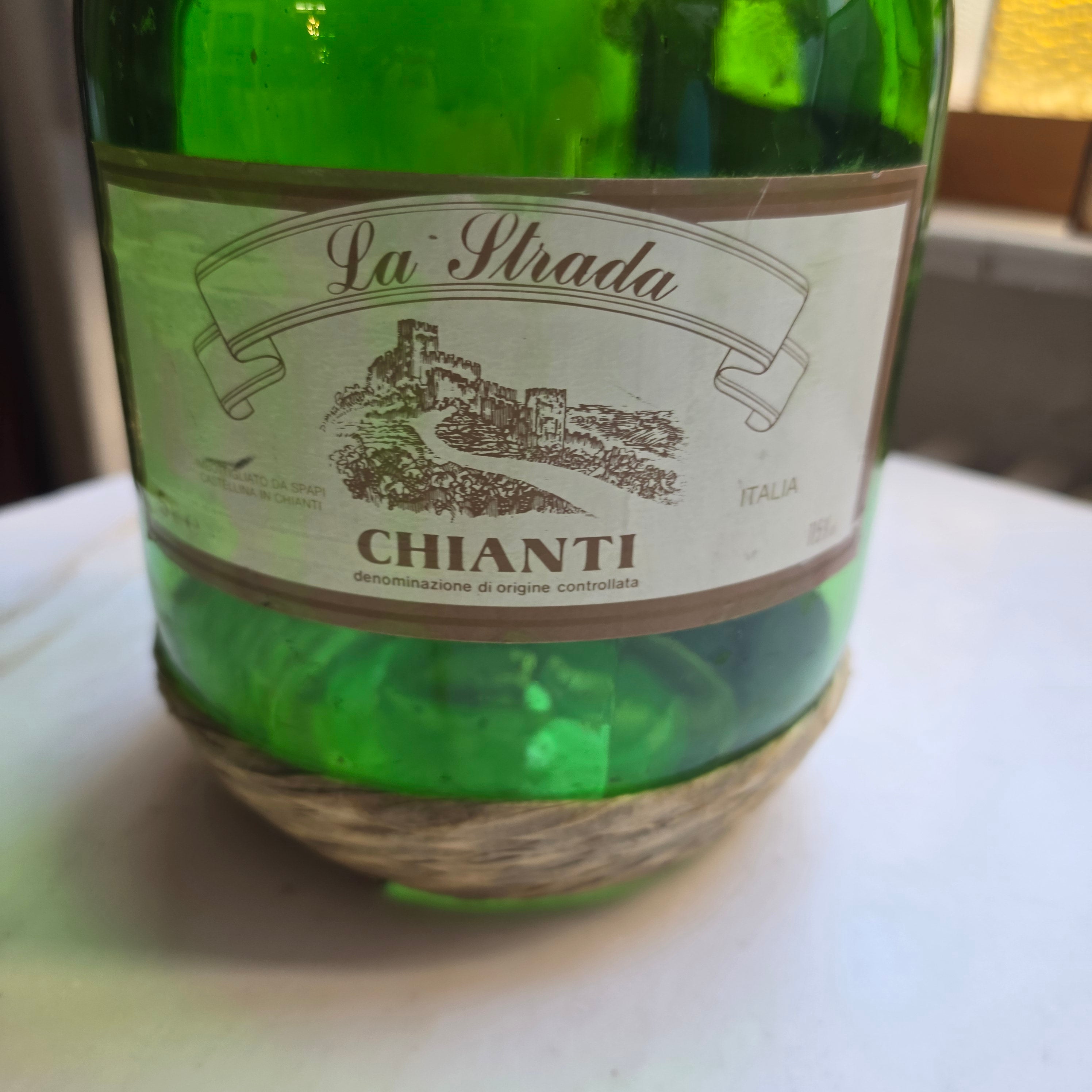Große Vintage Demijohn Weinflasche „La Strada Chianti“ (5L) – Grünes Glas mit Bügelverschluss & Bastfuß