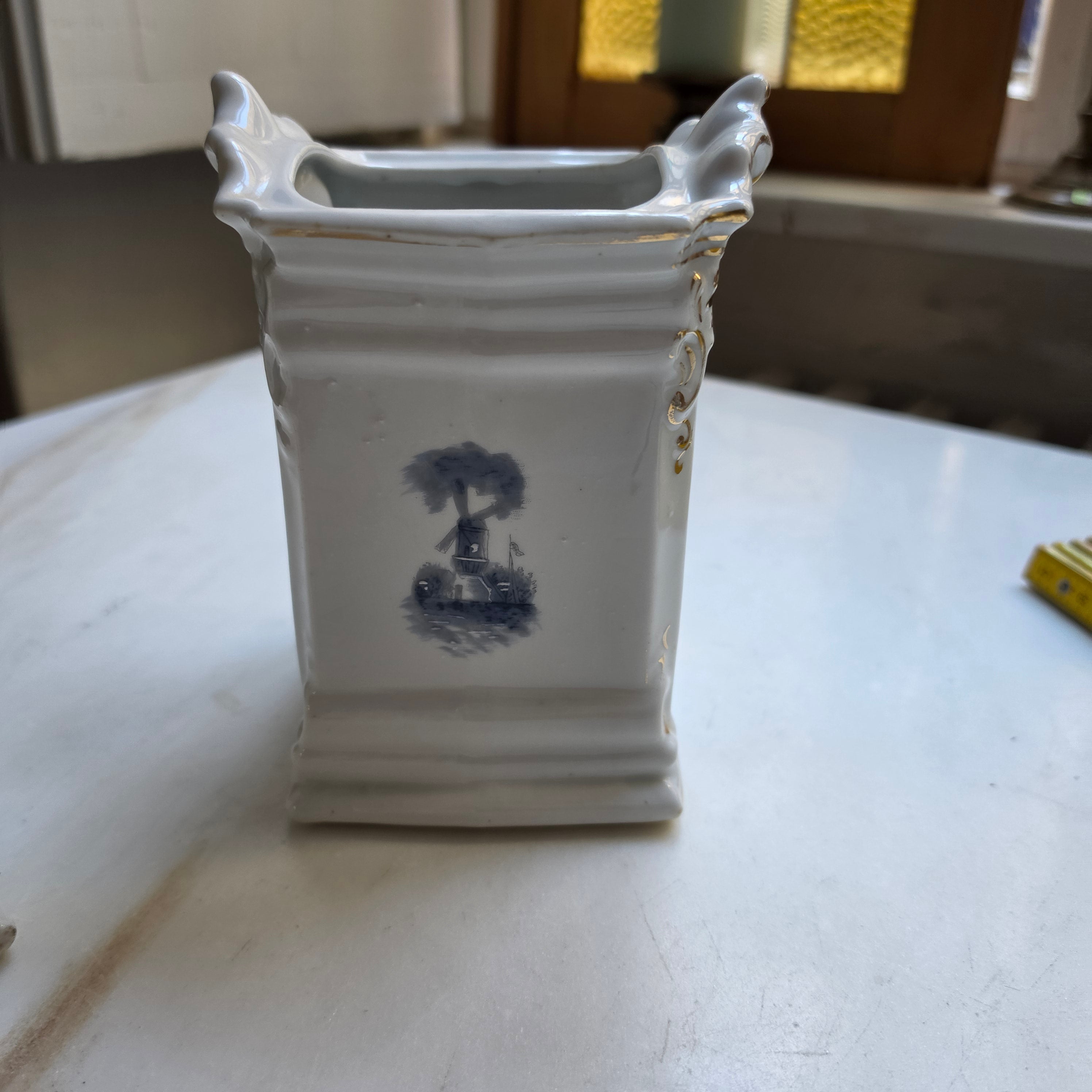 Antike Vorratsdosen als Kochlöffelhalter (da ohne Deckel) mit Goldschrift Grieß oder Reis