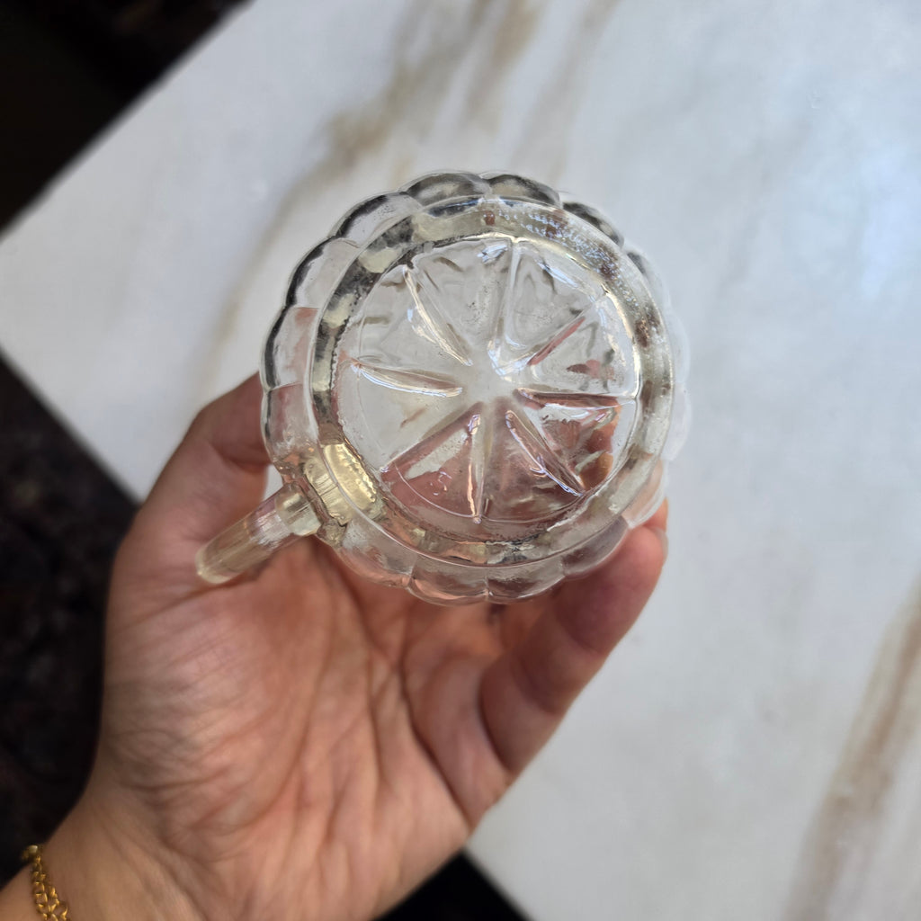Kleines Vintage-Milchkännchen aus klarem Glas mit Spiraldruck und Sternboden