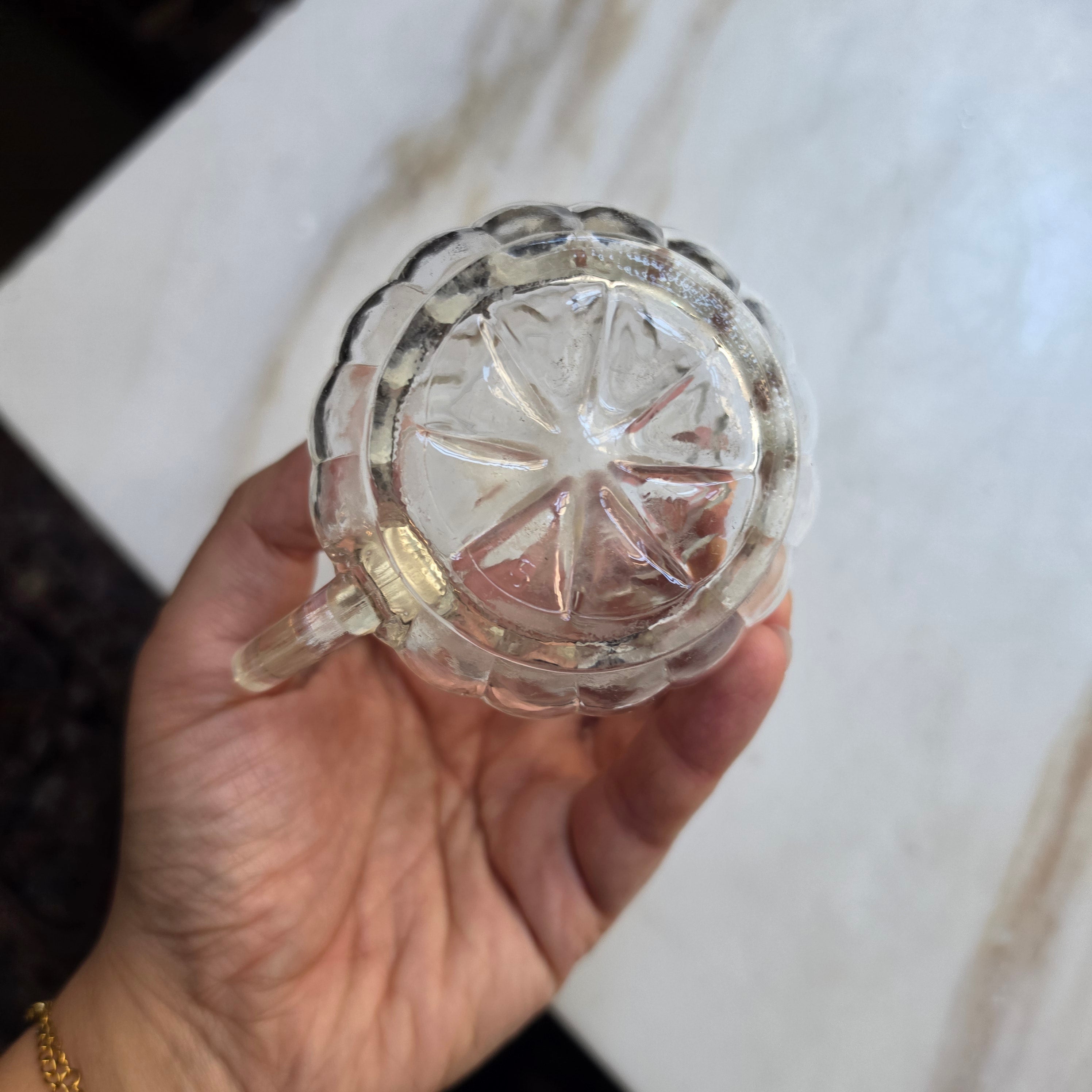 Kleines Vintage-Milchkännchen aus klarem Glas mit Spiraldruck und Sternboden