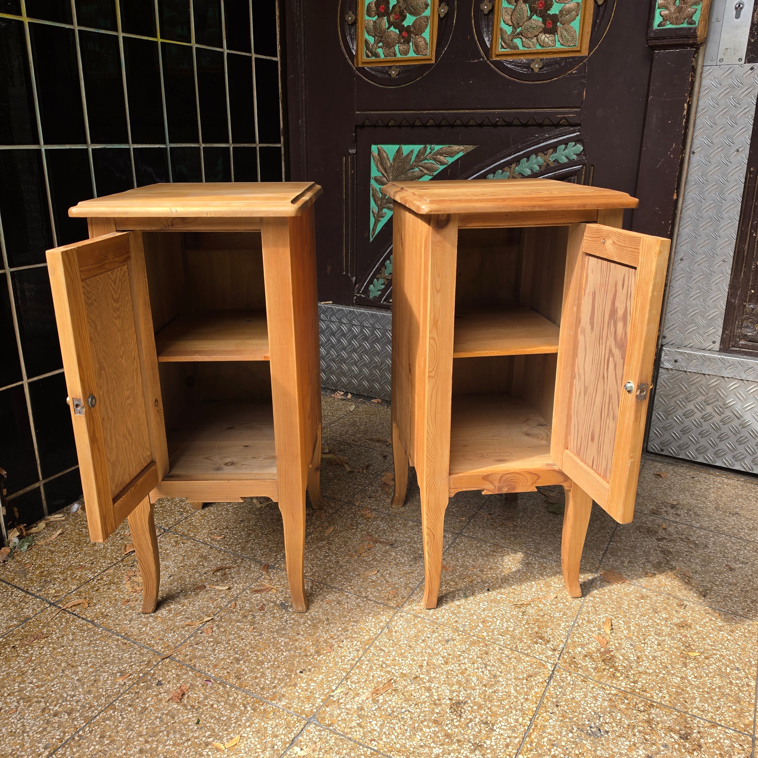 2x Biedermeier Nachtschränkchen – Massivholz mit Messingknopf