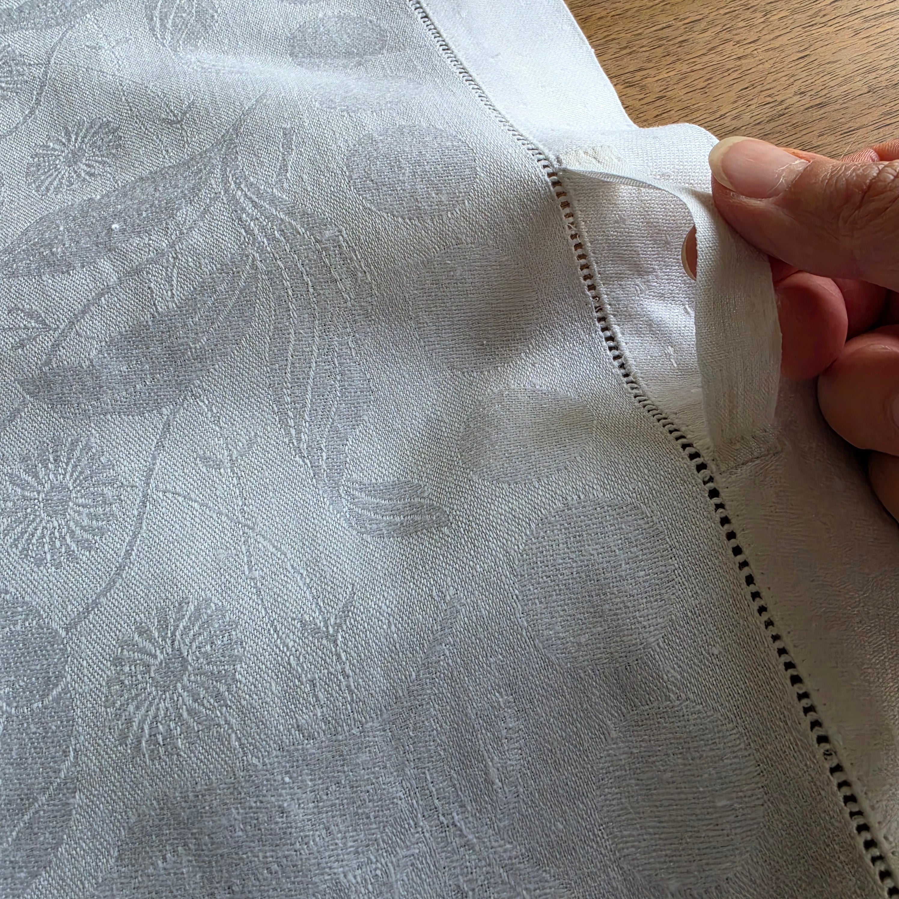 Vintage Damast-Tischläufer / Paradehandtuch mit Jugendstil-Tulpenmuster & Monogramm „H.W.“