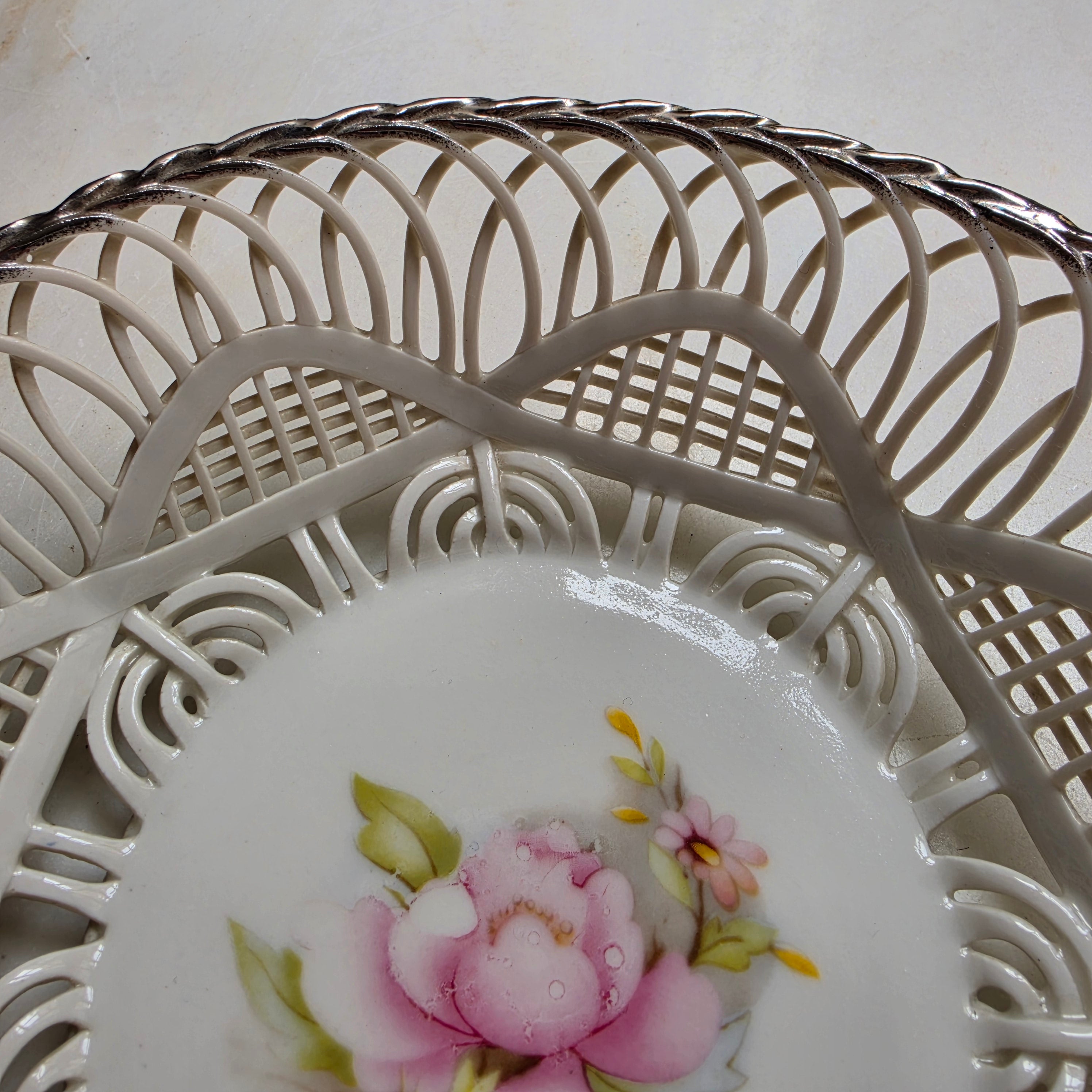 Vintage Porzellan Durchbruchschale – Porfin Cluj-Napoca Körbchen mit Blumendekor & Silberrand