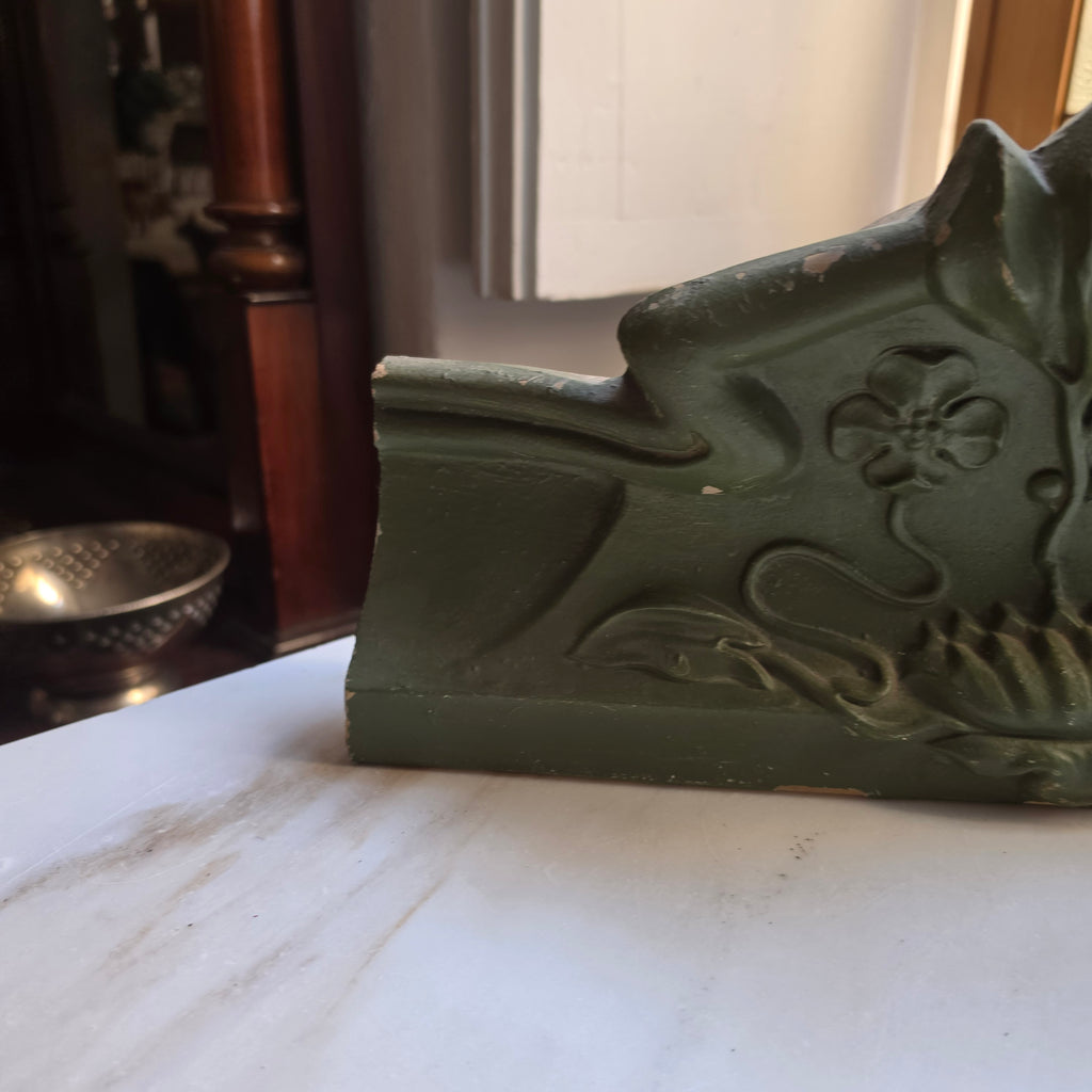 Antike Kachelofen Krone Jugendstil grün Dekoration Sims