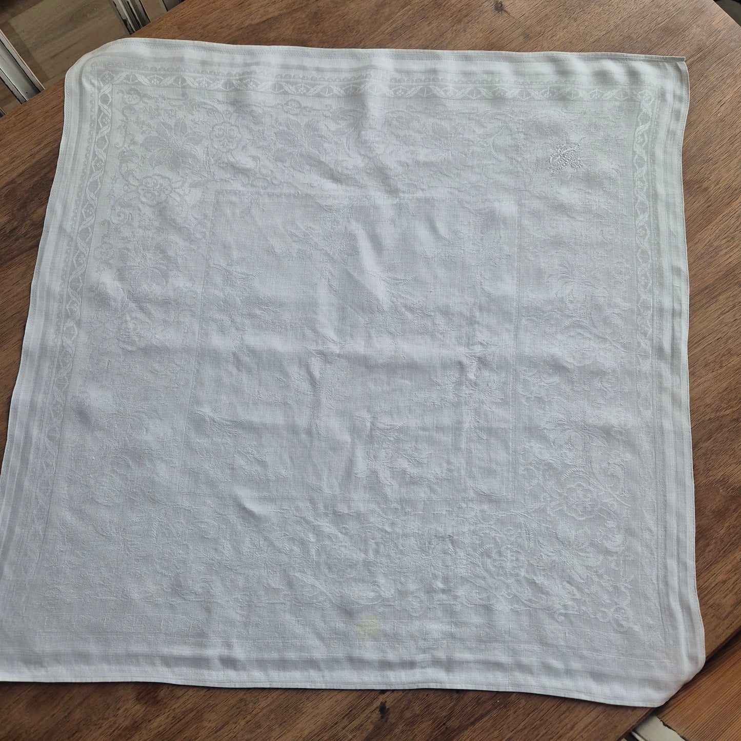 Antike Jugendstil Serviette/Mitteldecke weiß 66x66cm Damast Blumen Stockflecken Monogramm B. Ein fleck