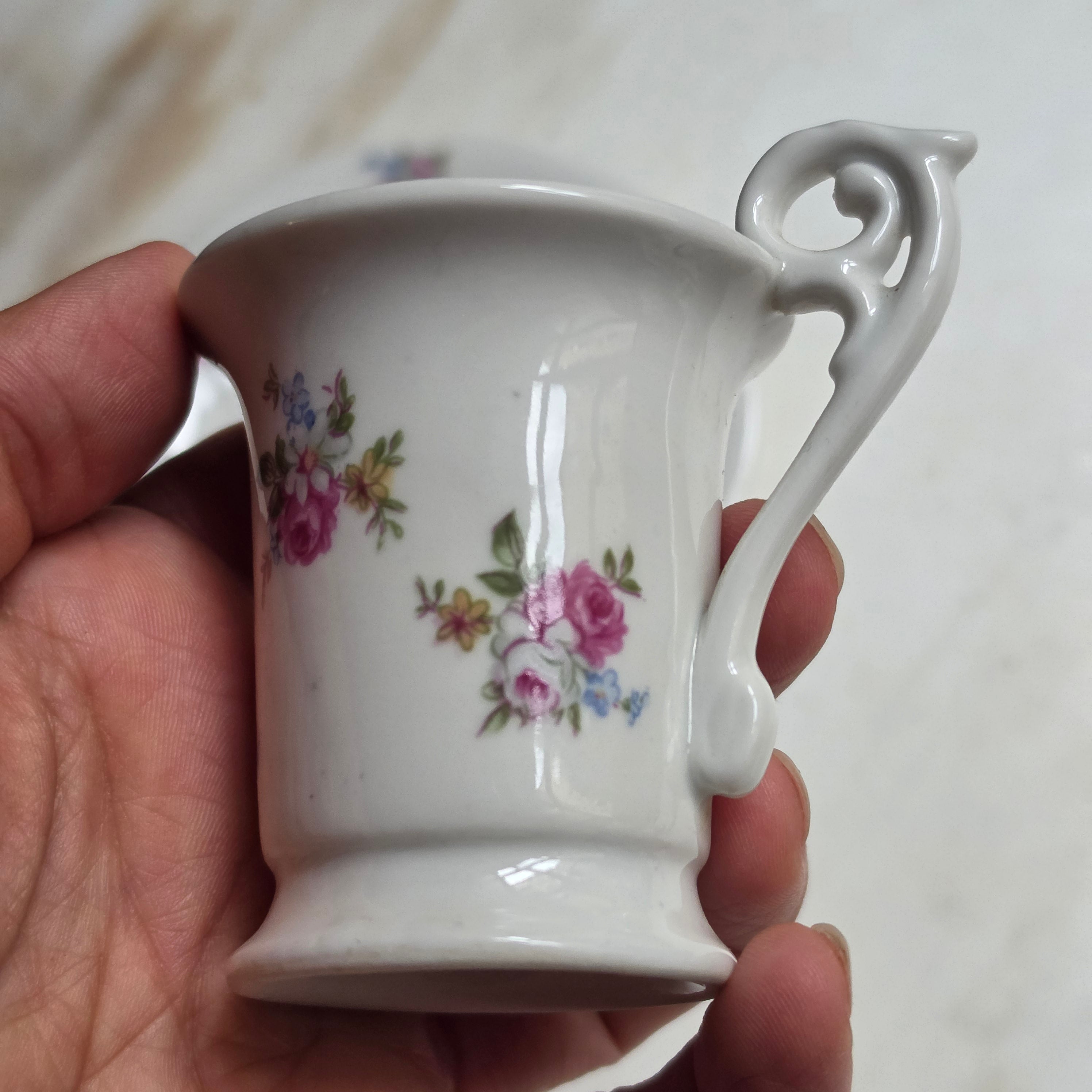 Vintage Kahla Mokkatasse / Espressotasse mit Untertasse – Romantisches Blümchendekor & Schwanenhals-Henkel