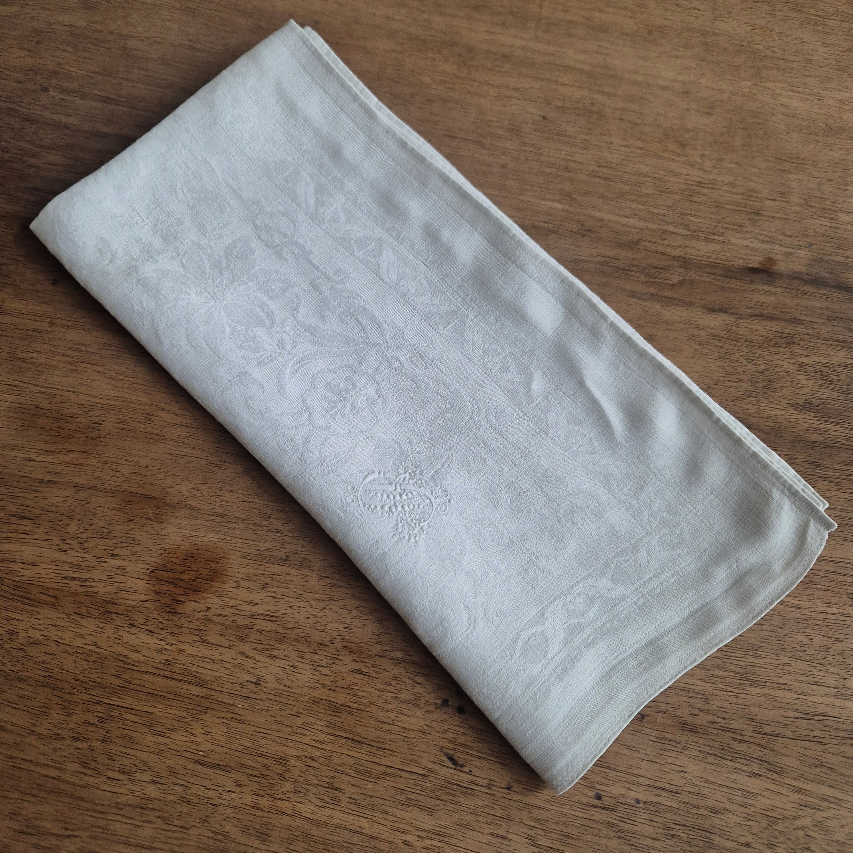 Antike Jugendstil Serviette/Mitteldecke weiß 66x66cm Damast Blumen Stockflecken Monogramm B. Ein fleck