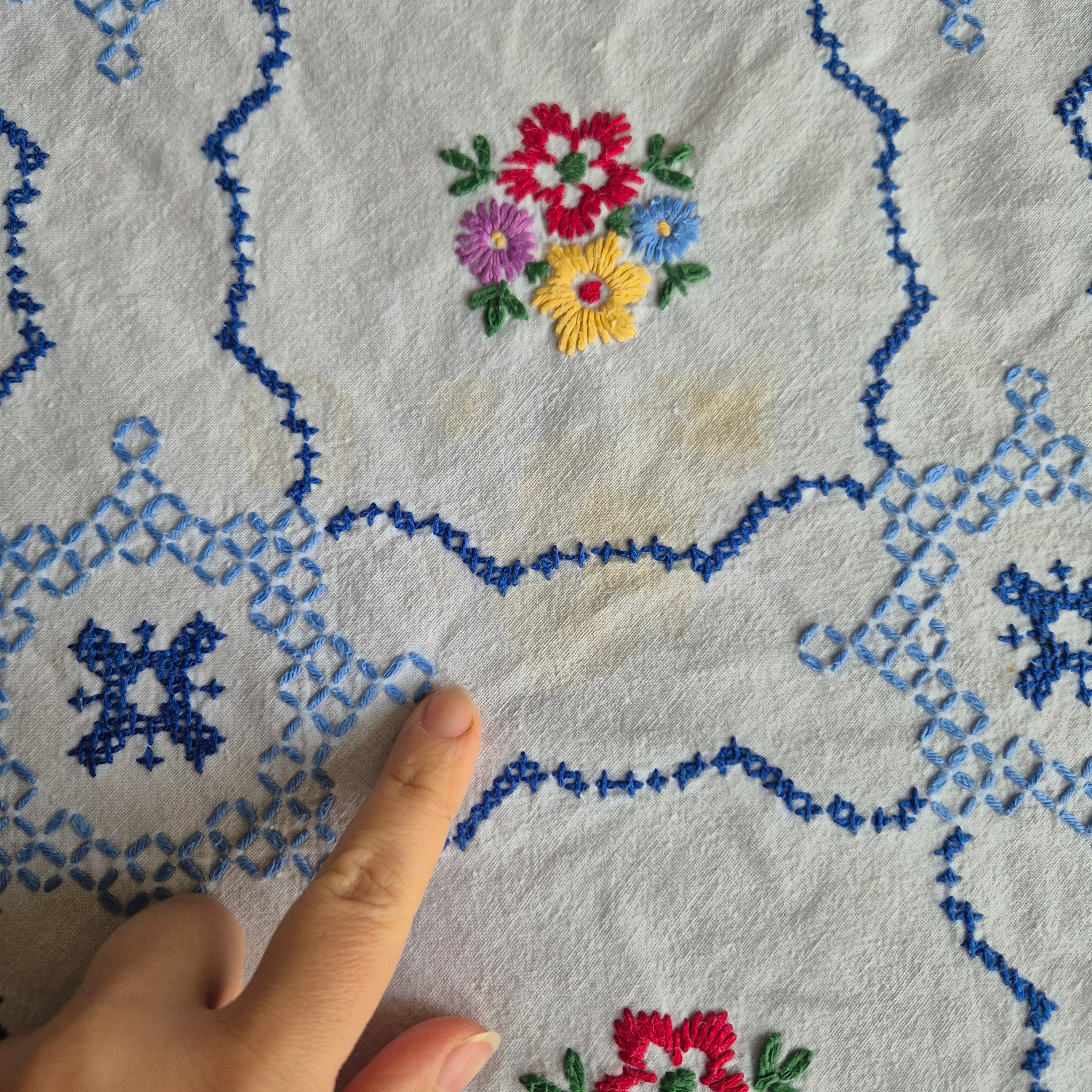 Antike Vintage Tischdecke blau weiß 125x160cm bestickt mit Rosen