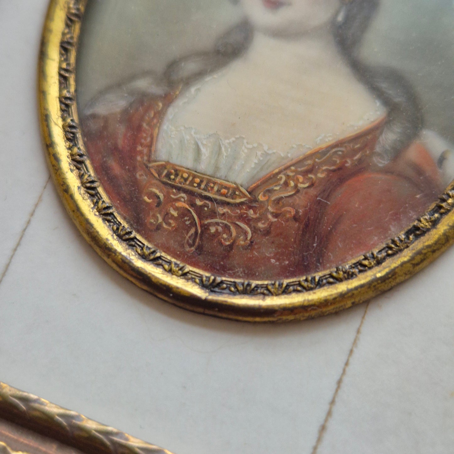 Antike viktorianische Miniaturmalerei / Lupenmalerei Porträt auf Bein / Porzellan Messing gerahmt