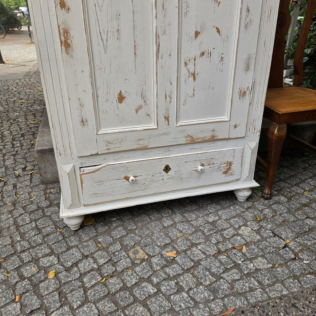 Abgeschliffener Jugendstil Holz Schrank Kleiderschrank AntikAntiker Holzschrank im Vintage Shabby-Chic Stil – Weiß patina