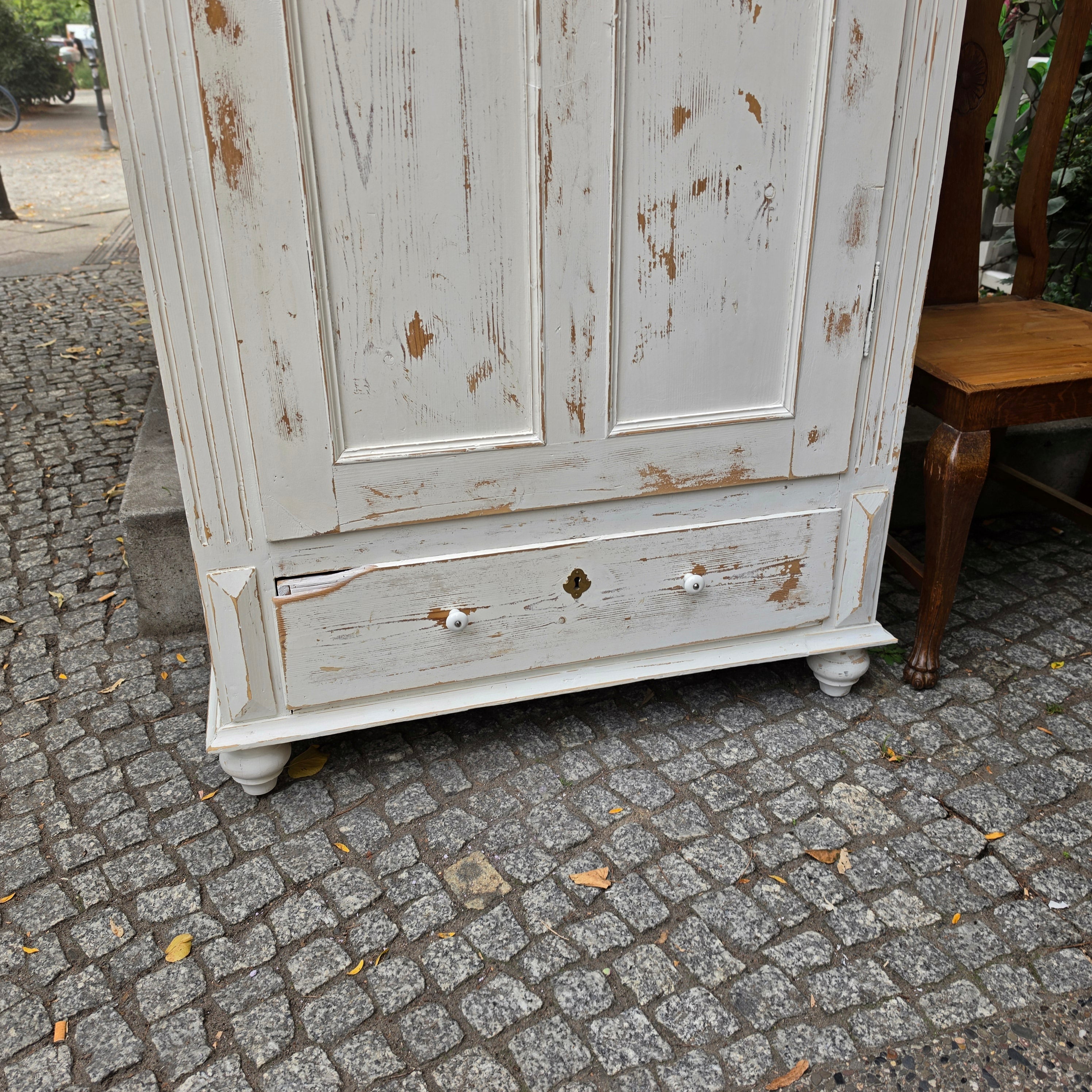 Abgeschliffener Jugendstil Holz Schrank Kleiderschrank AntikAntiker Holzschrank im Vintage Shabby-Chic Stil – Weiß patina