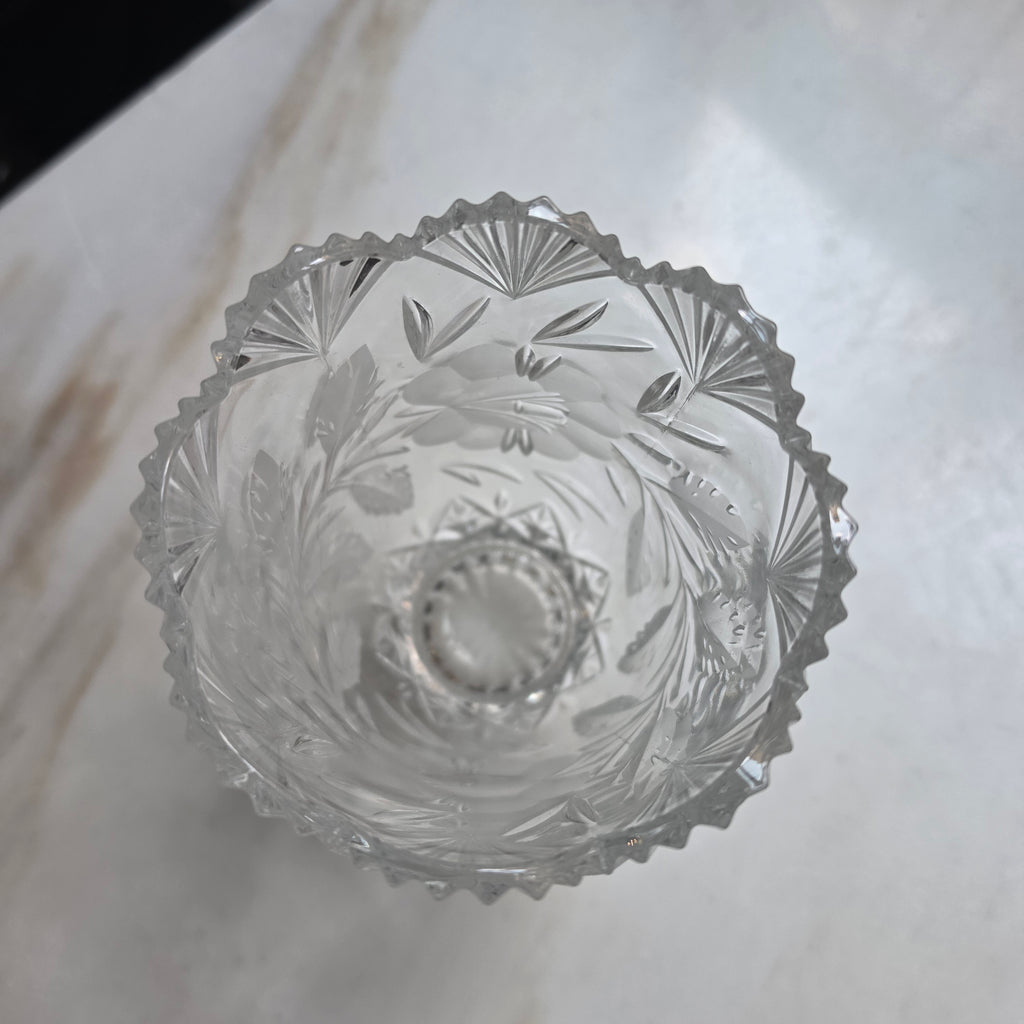 Vintage Kristall-Vase mit floraler Gravur & Wellenrand | Handgeschliffenes Bleikristall, Bogenrand-Prunkvase