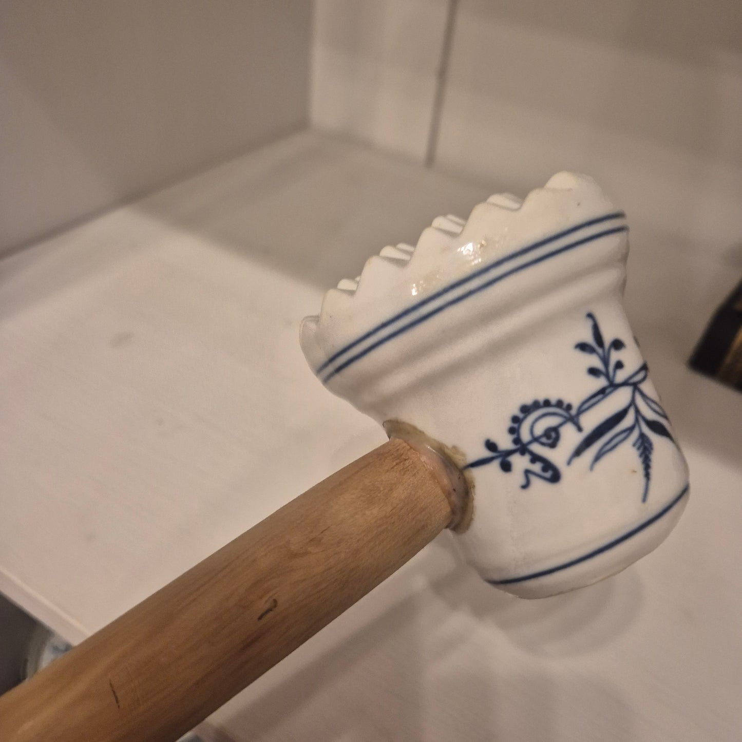 Antiker Fleischhammer Porzellan Holzgriff Blau Weiß Zwiebelmuster Küchendeko