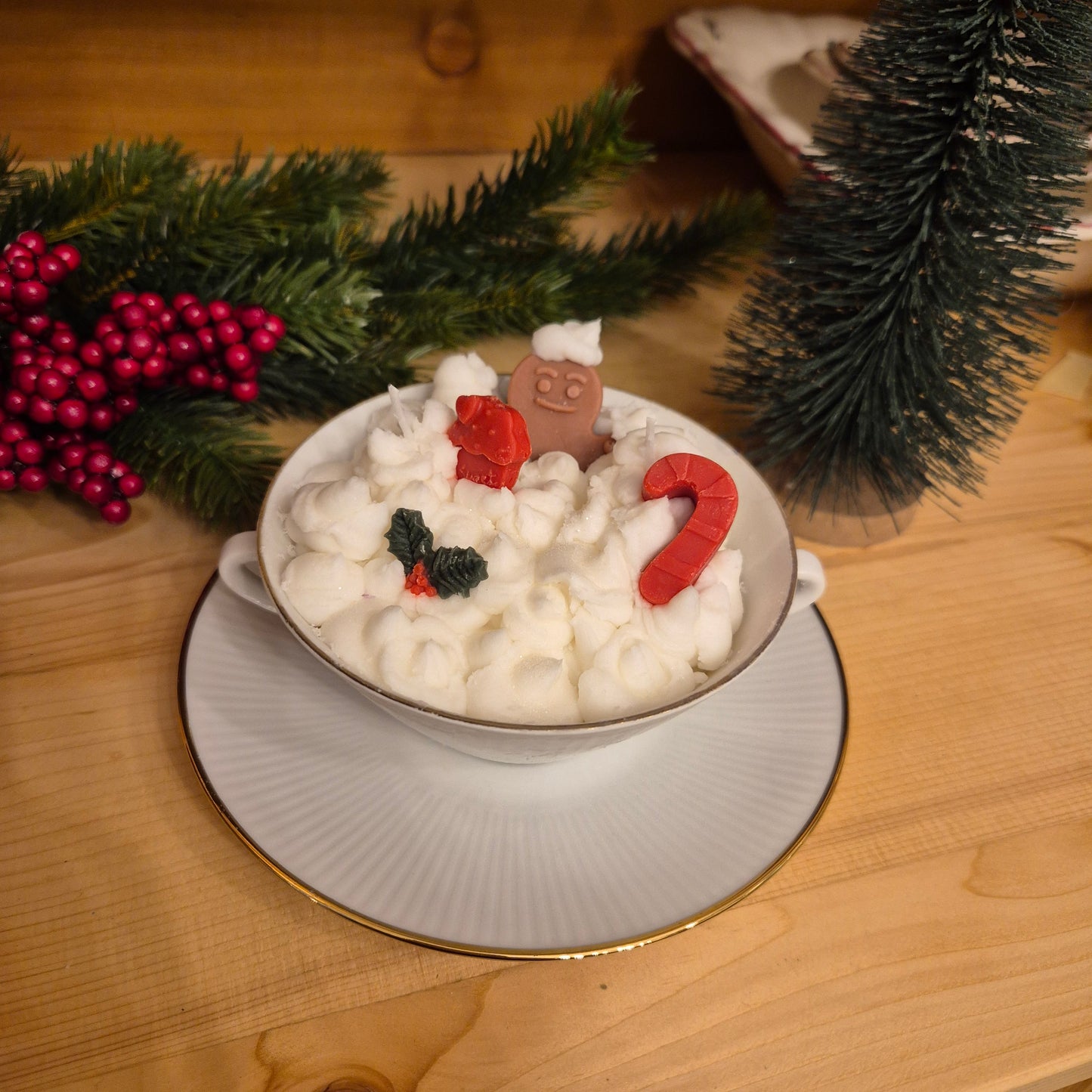 Handgemachte Sojawachskerze Weihnachtesgeschenk badender Lebkuchen Sahne Dessert in Antiker Porzellan Suppentasse von Seltmann Weiden