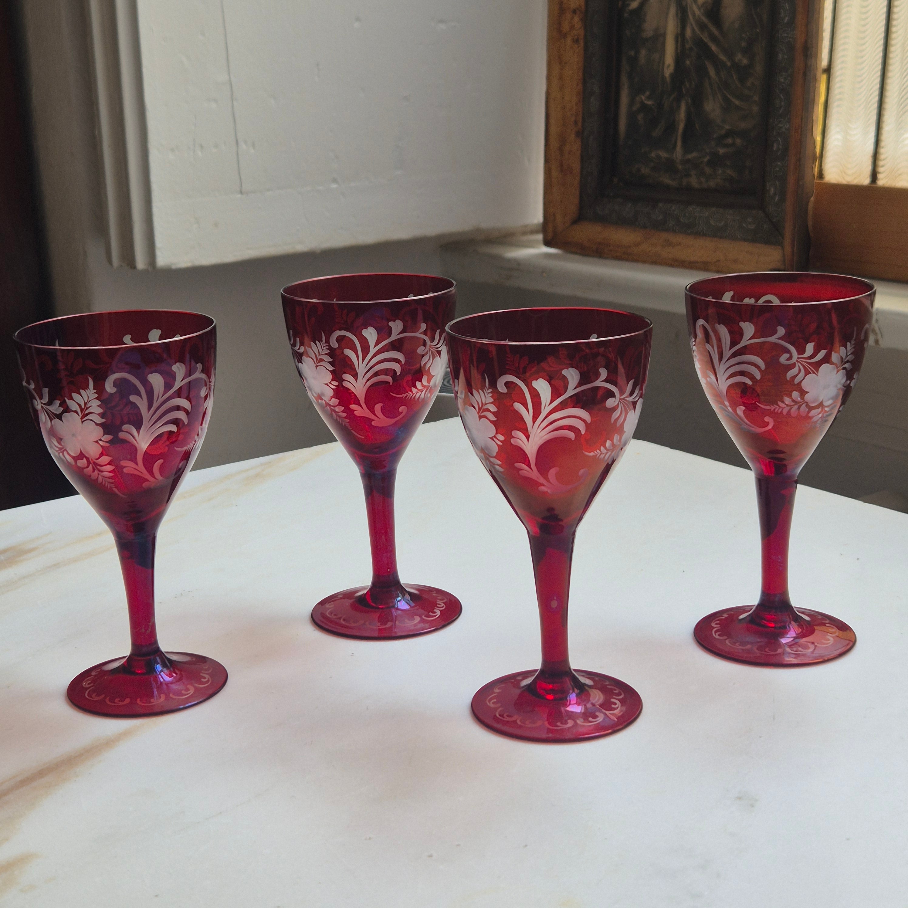4x Vintage Weingläser Weinrot geschliffen Blumenmuster