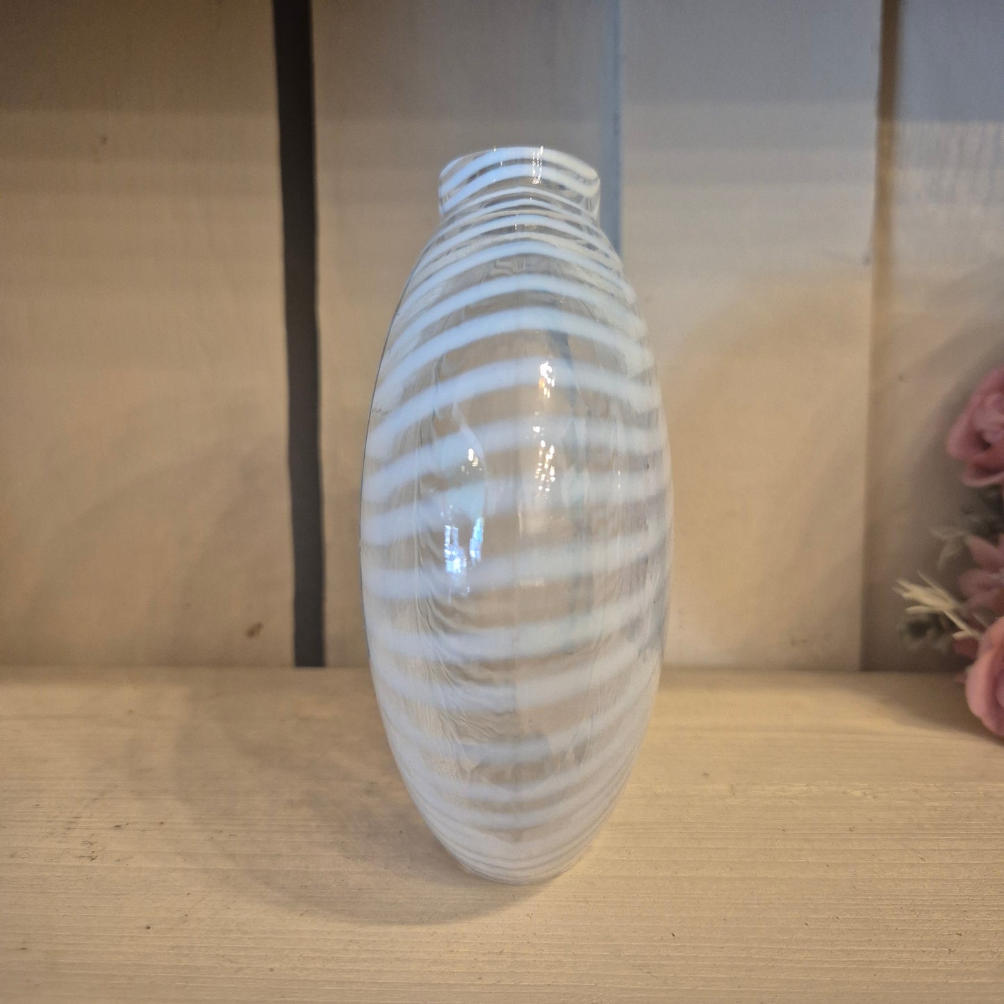 Vintage Kunstvase transparent mit weißen Streifen Glaskunst wie Costa boda?