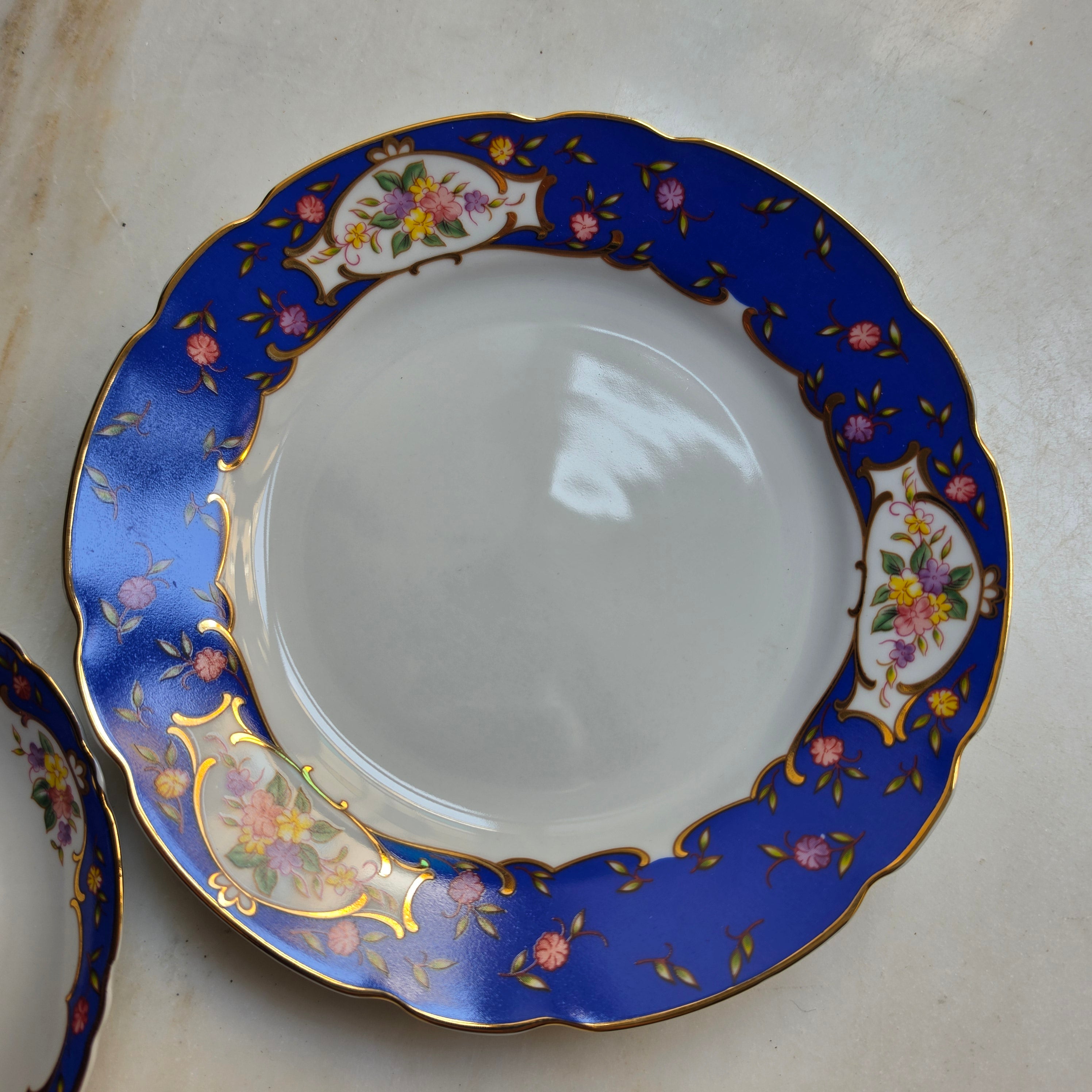Vintage Porzellan Gedeck 3-teilig „Sissy“ von MF Design – Kobaltblau mit Golddekor & Blumenbukett