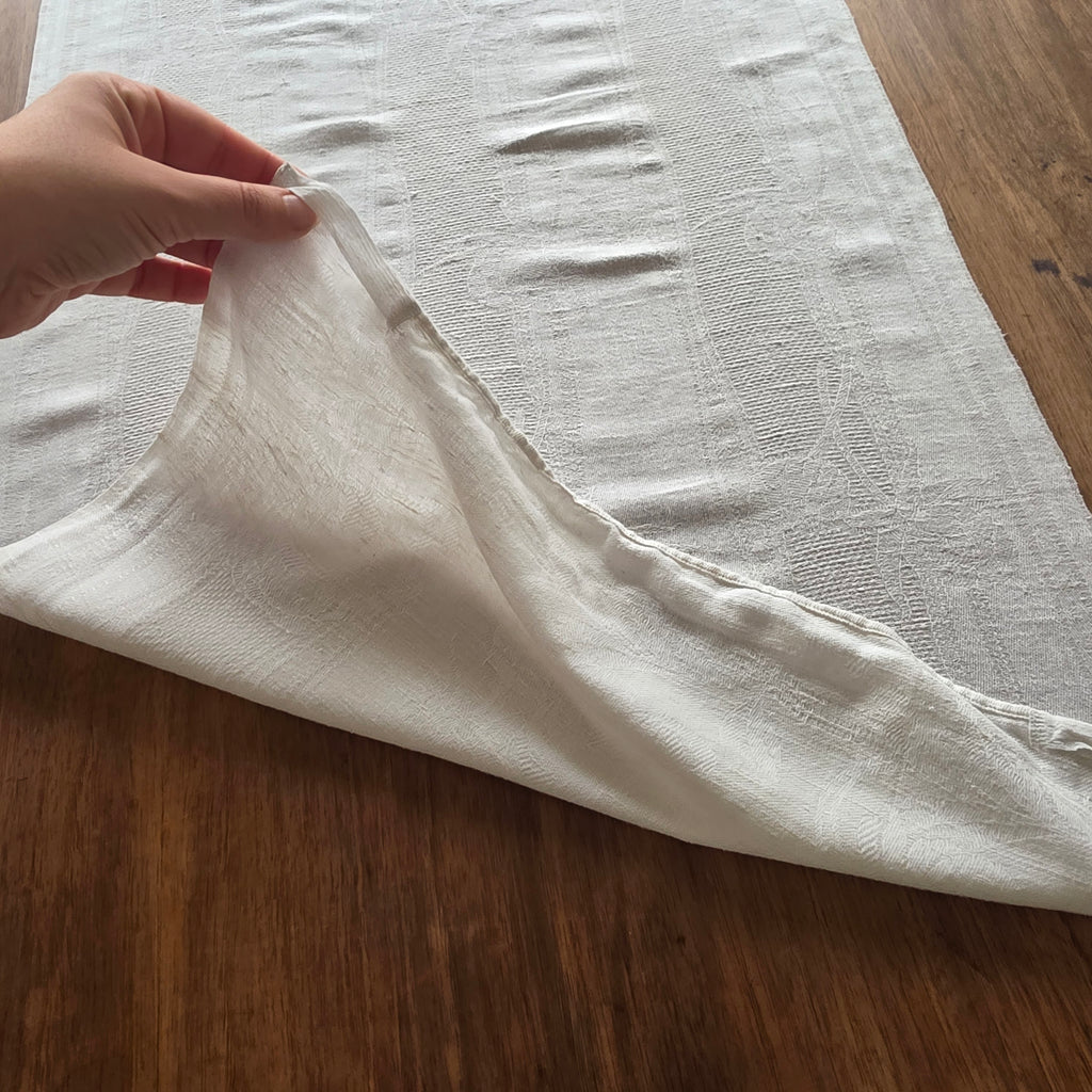 Antiker Damast-Tischläufer mit handgesticktem Monogramm – Vintage-Eleganz - 47x103cm