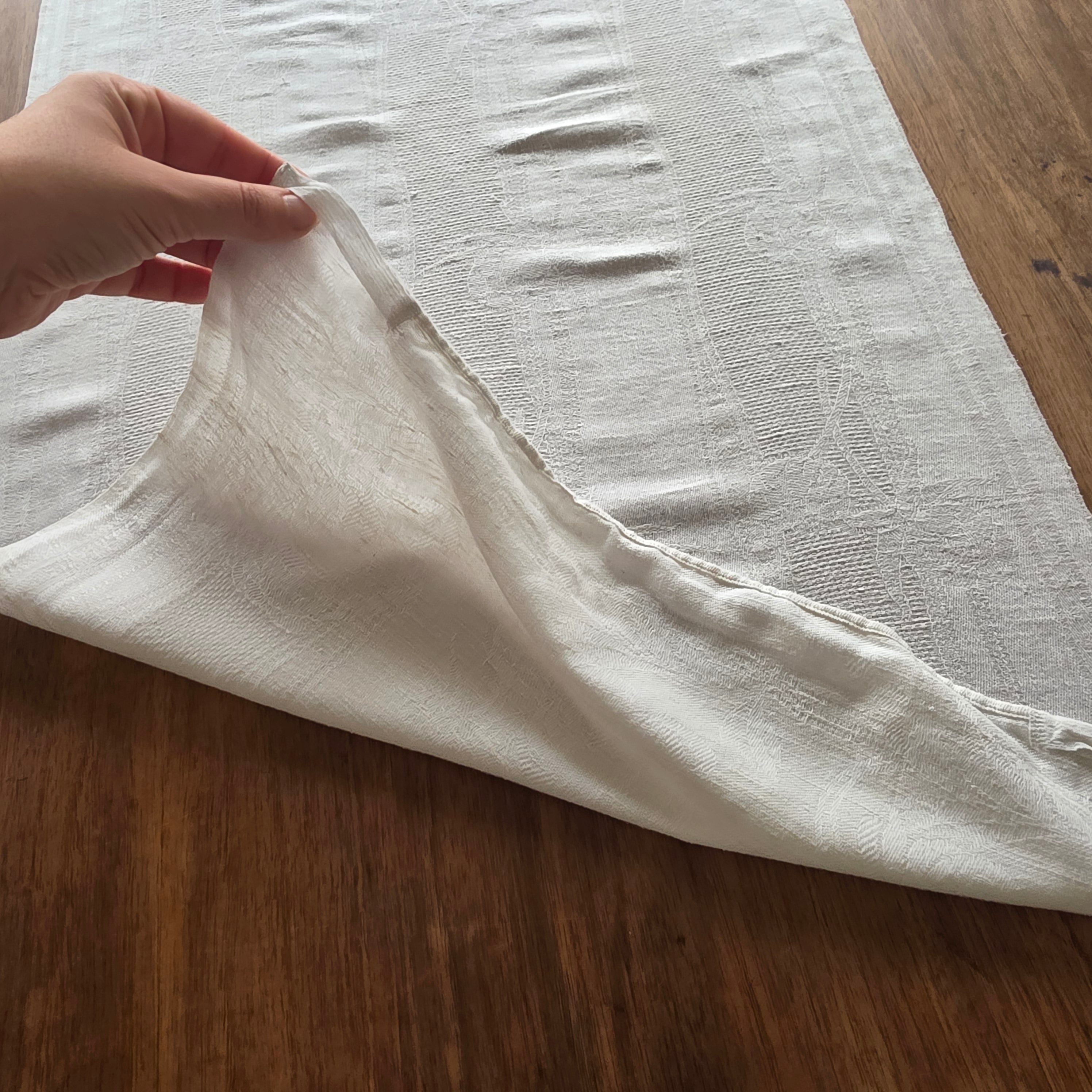 Antiker Damast-Tischläufer mit handgesticktem Monogramm – Vintage-Eleganz - 47x103cm