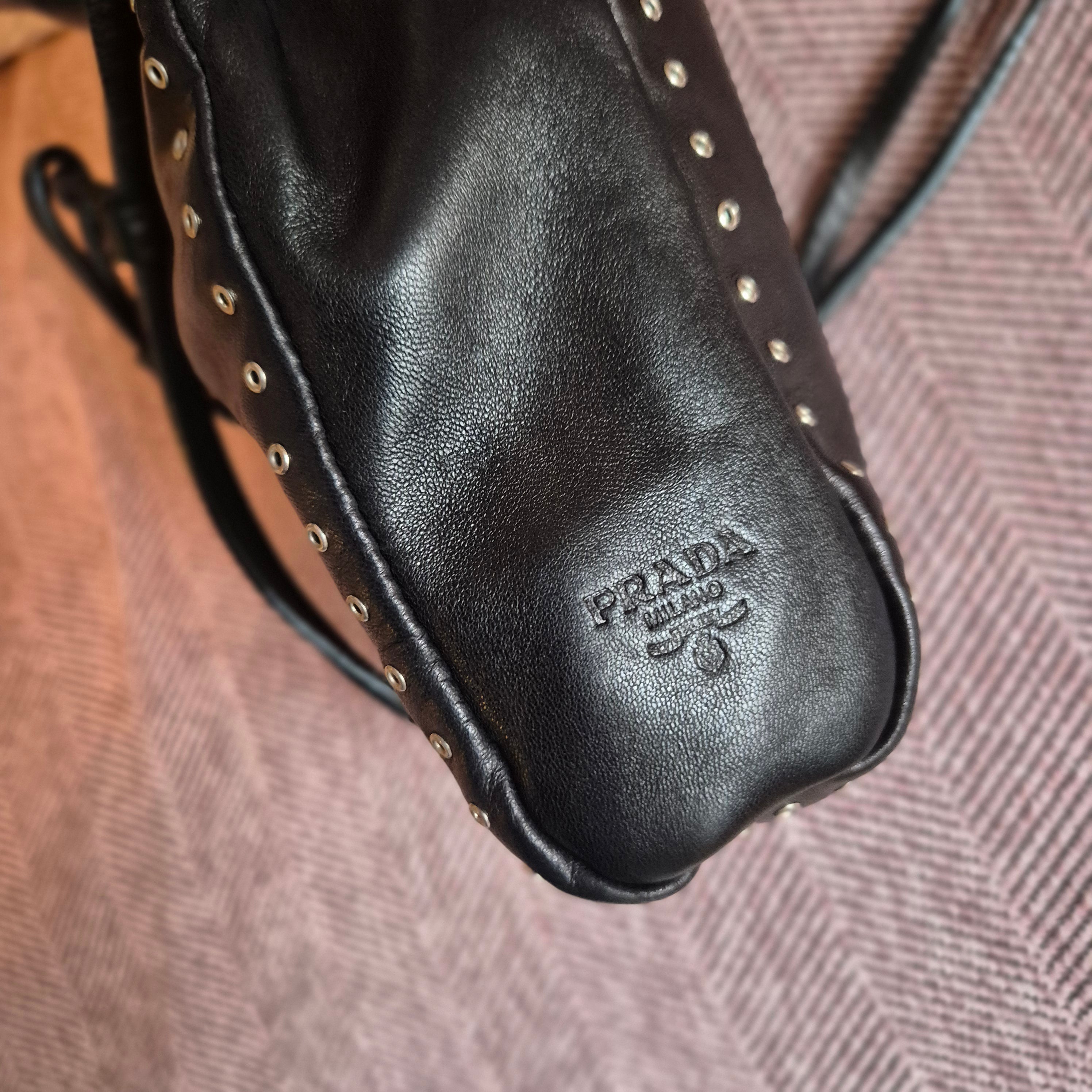 🖤 Vintage Prada 1995 – Nappa Leder Crossbody mit Ösen-Details Mini Bag