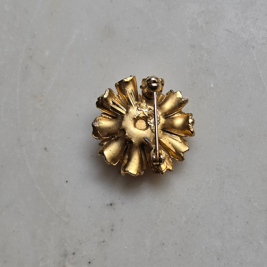Vintage Blüten-Brosche mit echter Perle – Goldfarbene Anstecknadel 60er Jahre