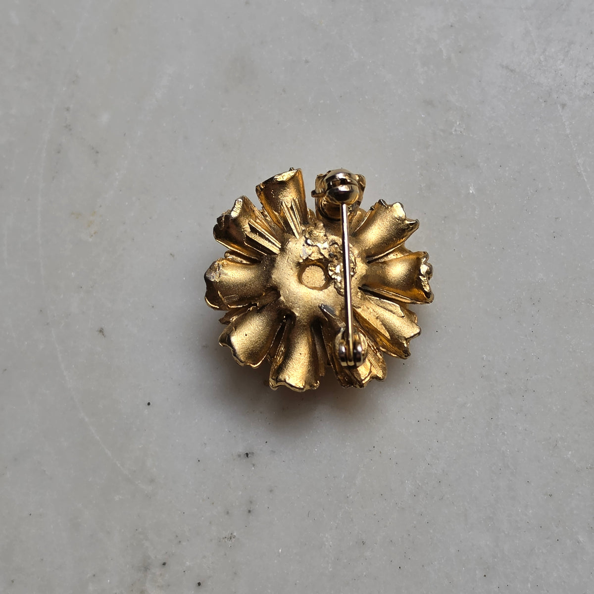 Vintage Blüten-Brosche mit echter Perle – Goldfarbene Anstecknadel 60er Jahre