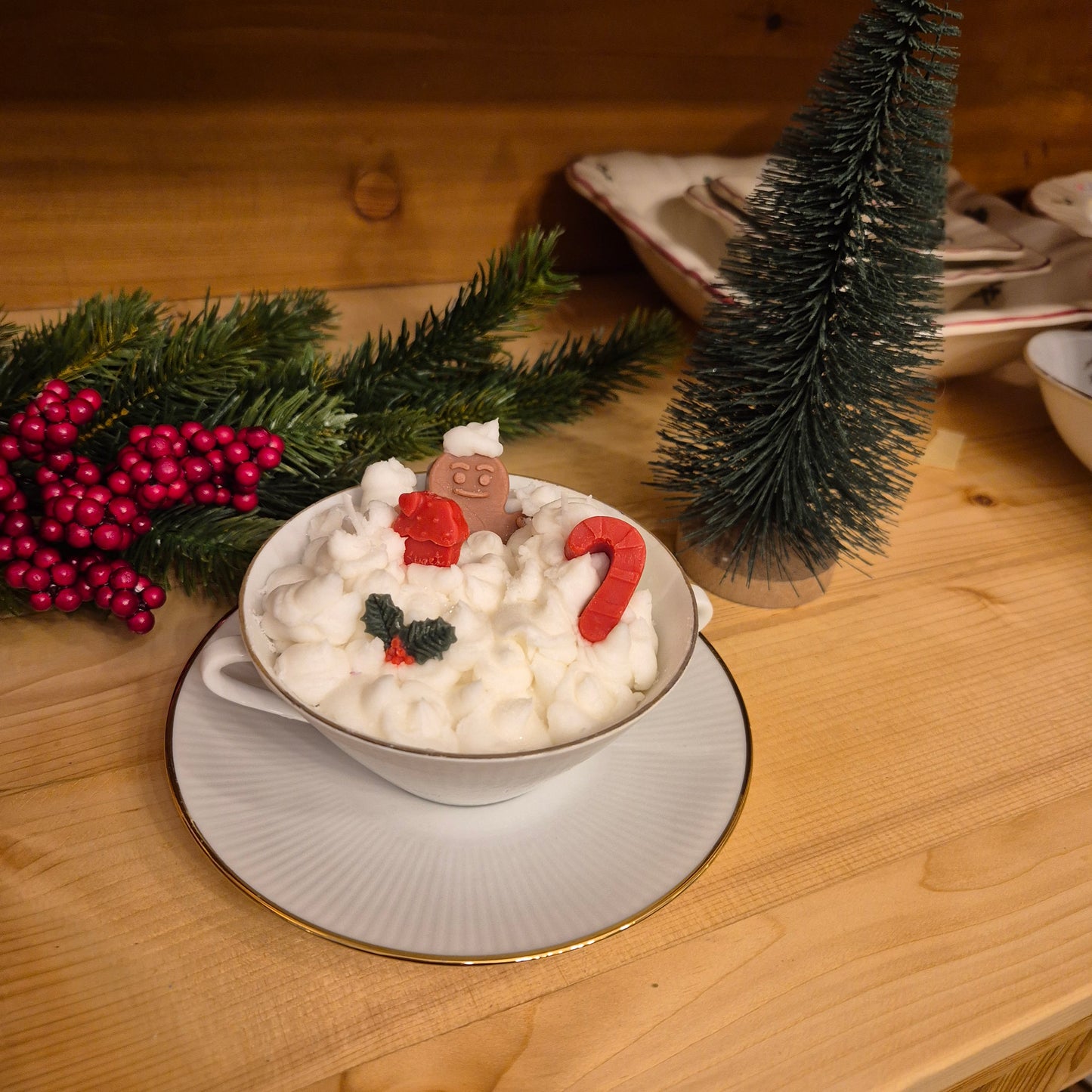 Handgemachte Sojawachskerze Weihnachtesgeschenk badender Lebkuchen Sahne Dessert in Antiker Porzellan Suppentasse von Seltmann Weiden