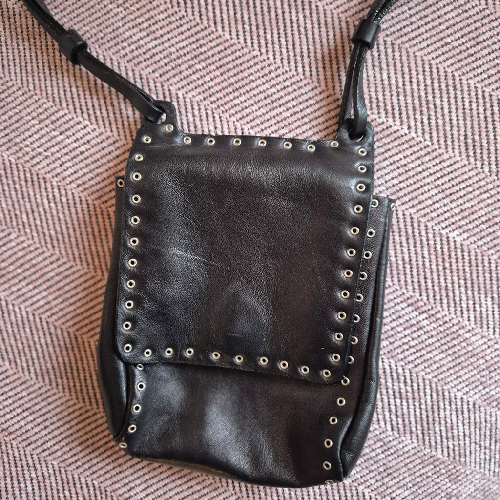 🖤 Vintage Prada 1995 – Nappa Leder Crossbody mit Ösen-Details Mini Bag