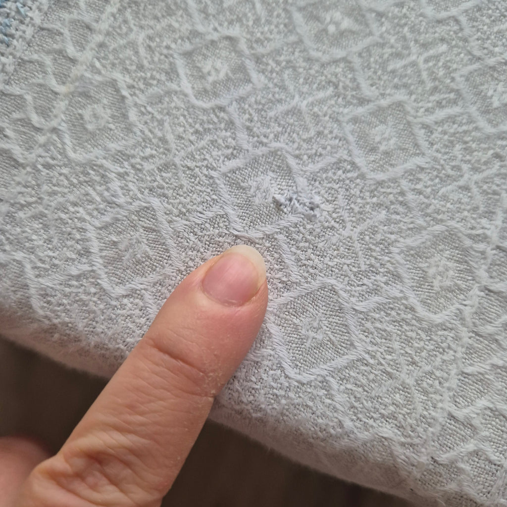 Antiker Baumwolle Tischläufer handbestickt mit mini Fleck! 29x170cm mit Fransen blau weiß