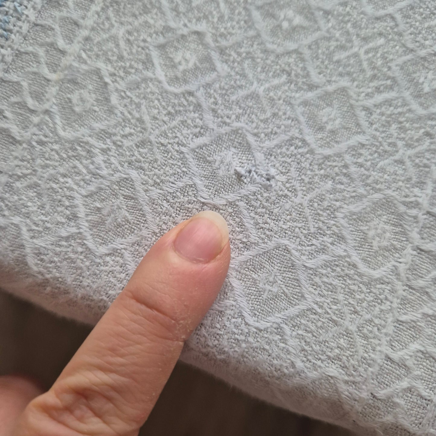 Antiker Baumwolle Tischläufer handbestickt mit mini Fleck! 29x170cm mit Fransen blau weiß