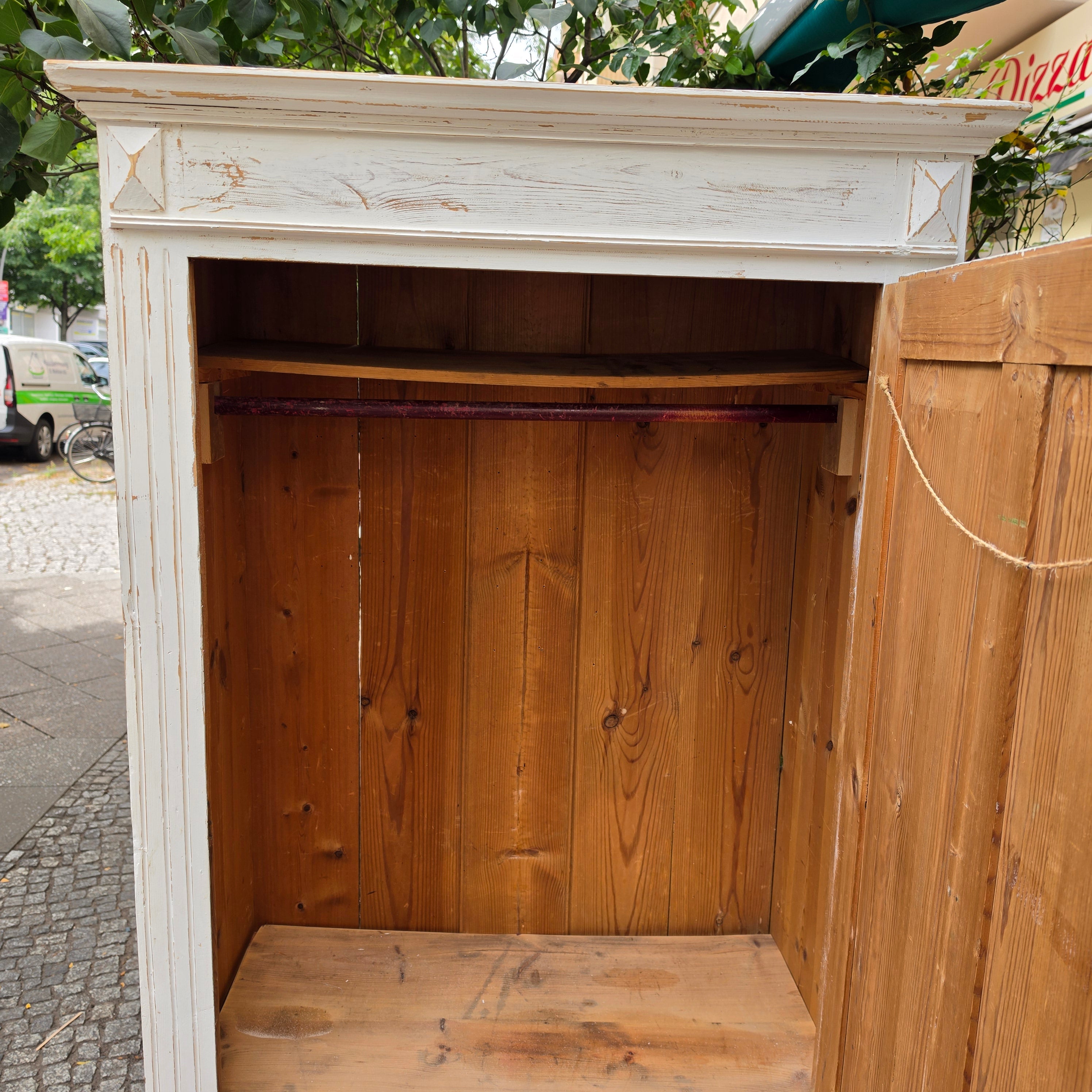 Abgeschliffener Jugendstil Holz Schrank Kleiderschrank AntikAntiker Holzschrank im Vintage Shabby-Chic Stil – Weiß patina