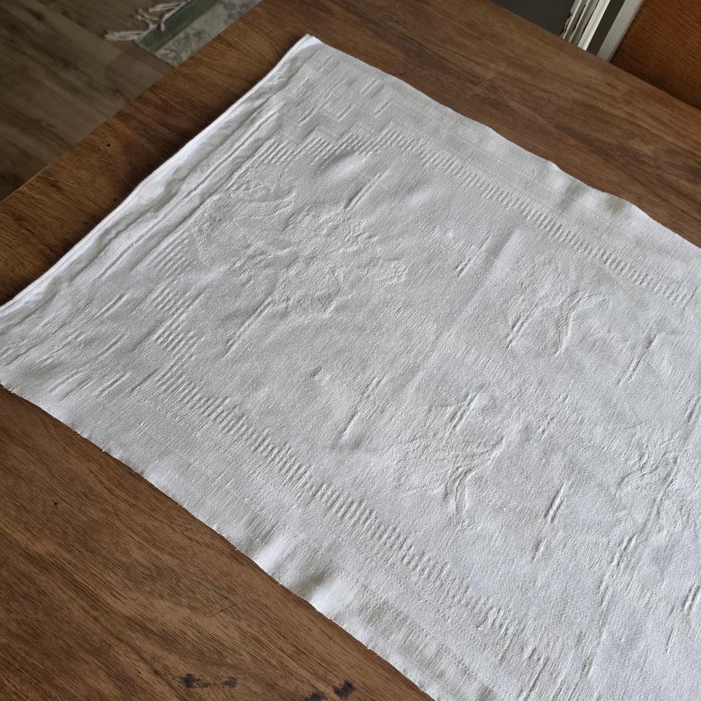 Edler Vintage Halbleinen-Tischläufer mit Damastmuster & Monogramm-Stickerei - 102x47cm H.P