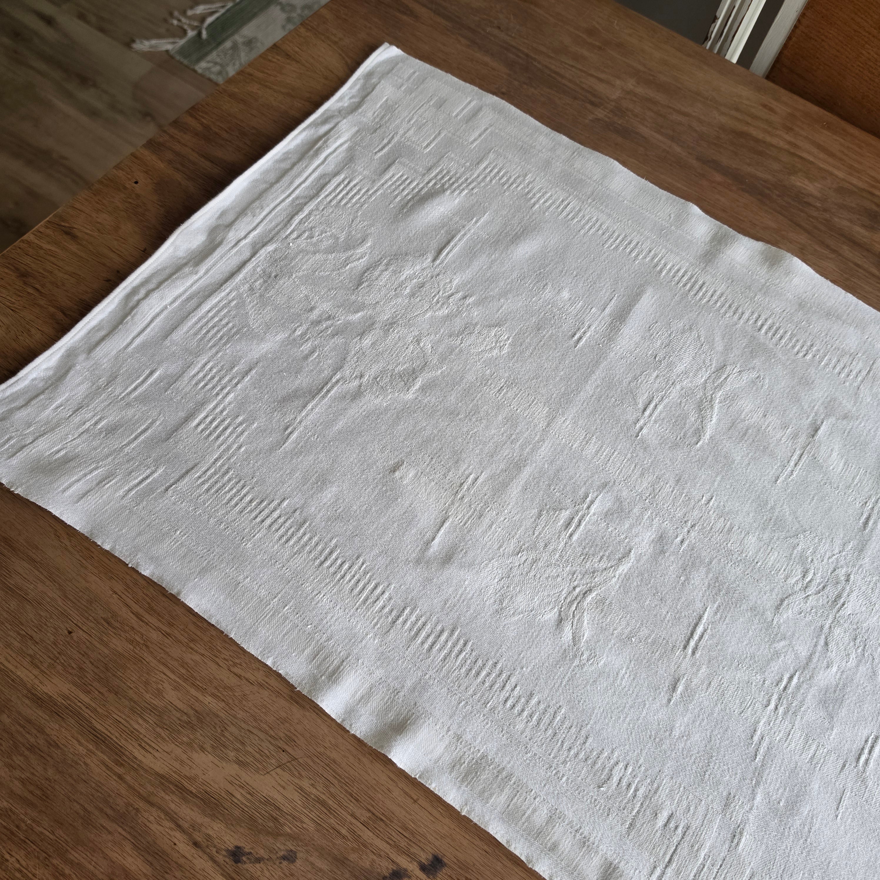 Edler Vintage Halbleinen-Tischläufer mit Damastmuster & Monogramm-Stickerei - 102x47cm H.P